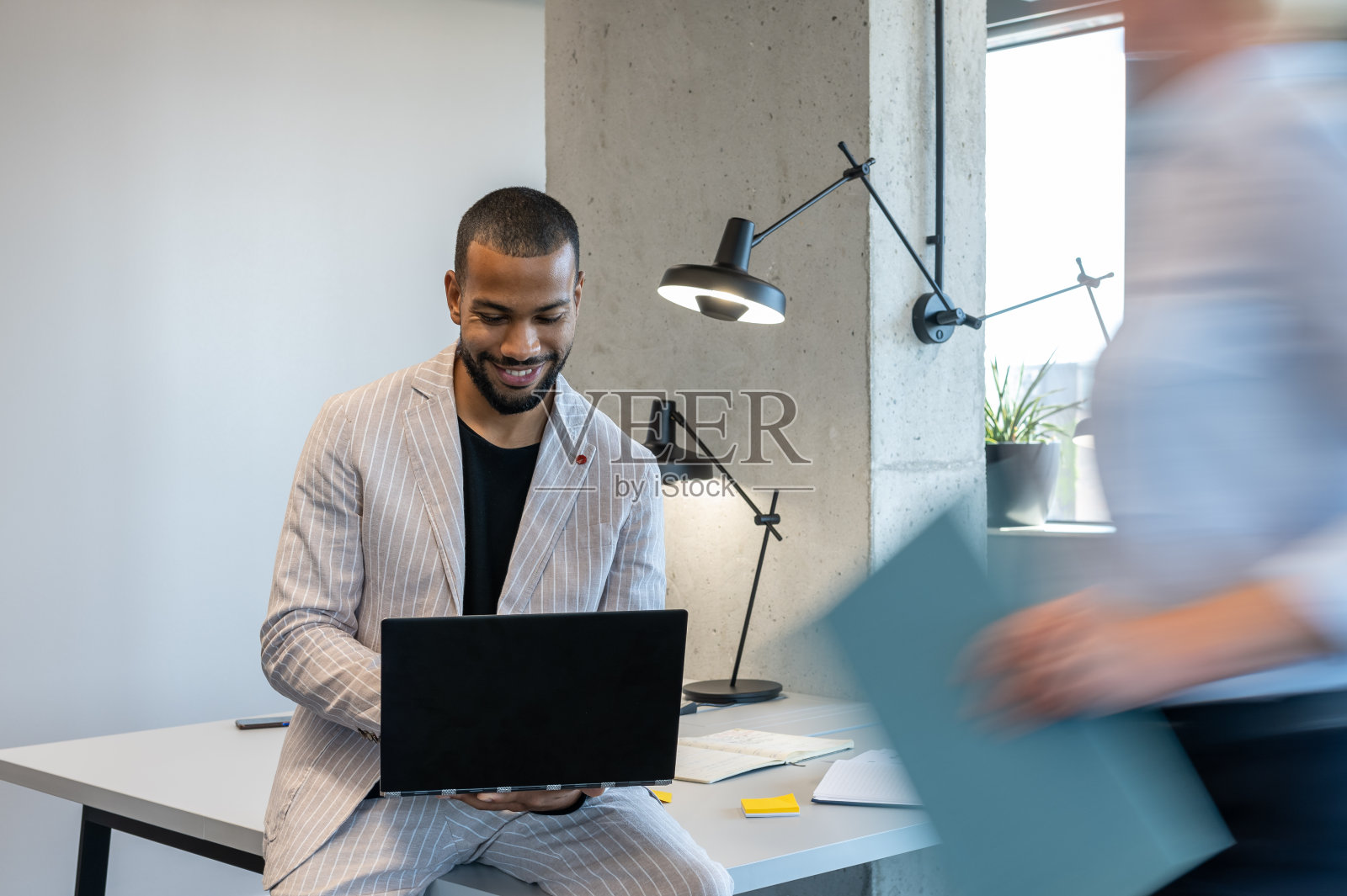 男女员工在移动办公室照片摄影图片