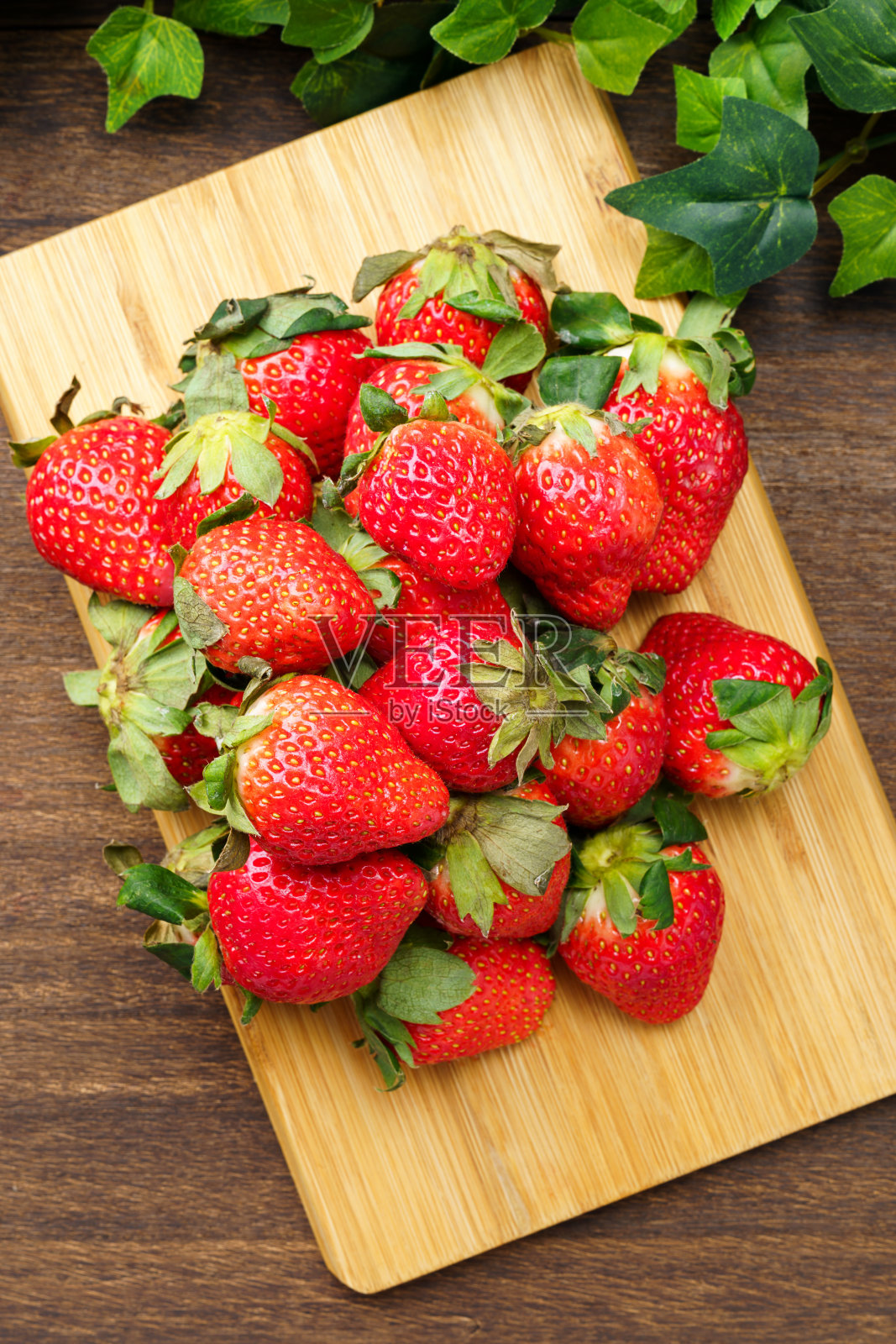 新鲜的草莓水果放在木桌上照片摄影图片