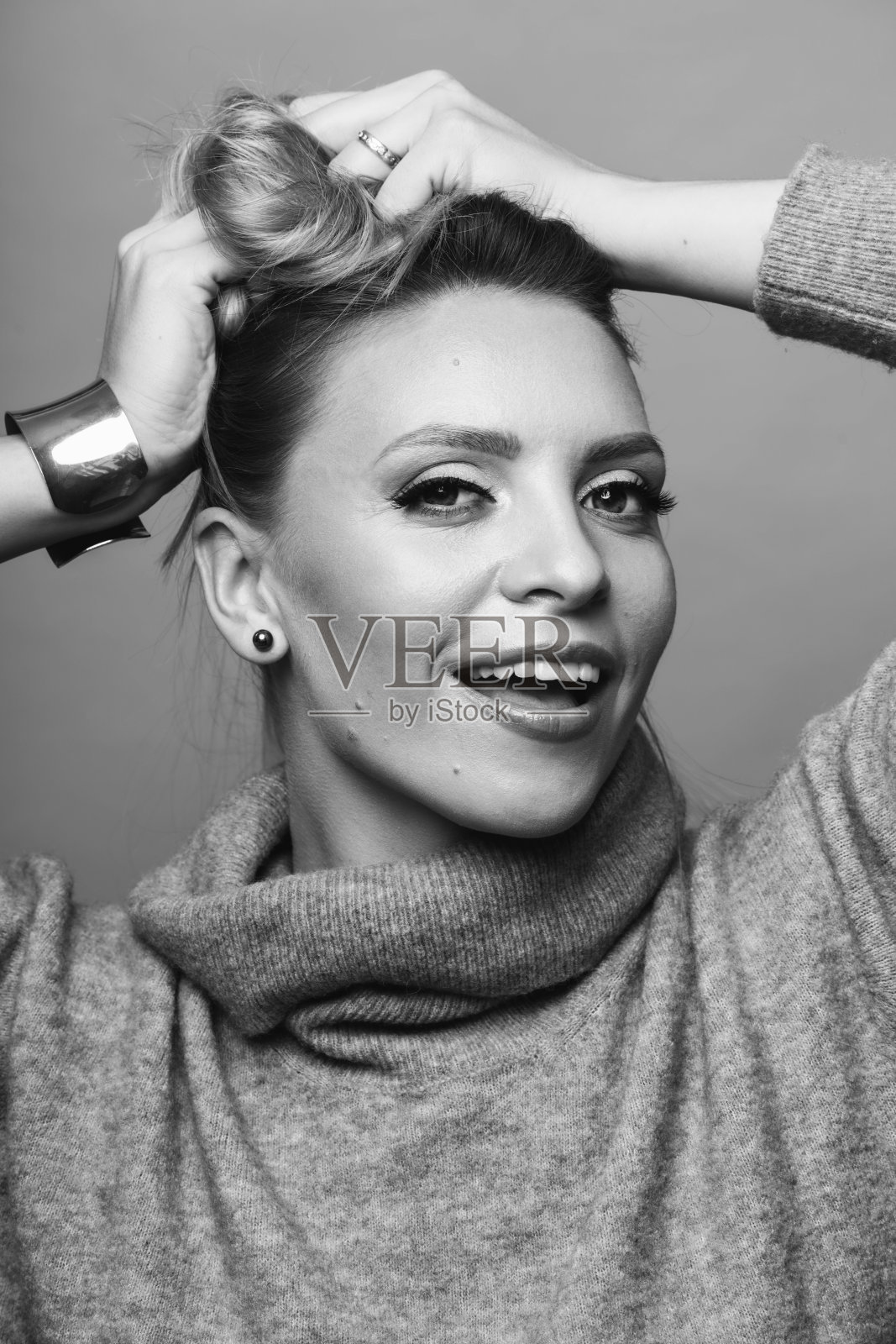 美丽的女人在头发上的手的工作室肖像照片摄影图片