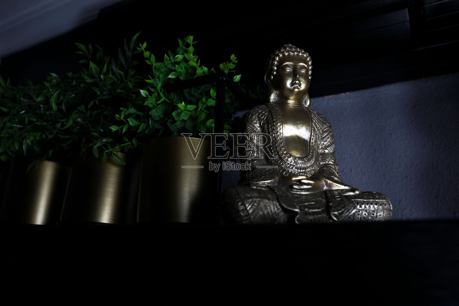 垂直拍摄的金属佛像装饰照片摄影图片