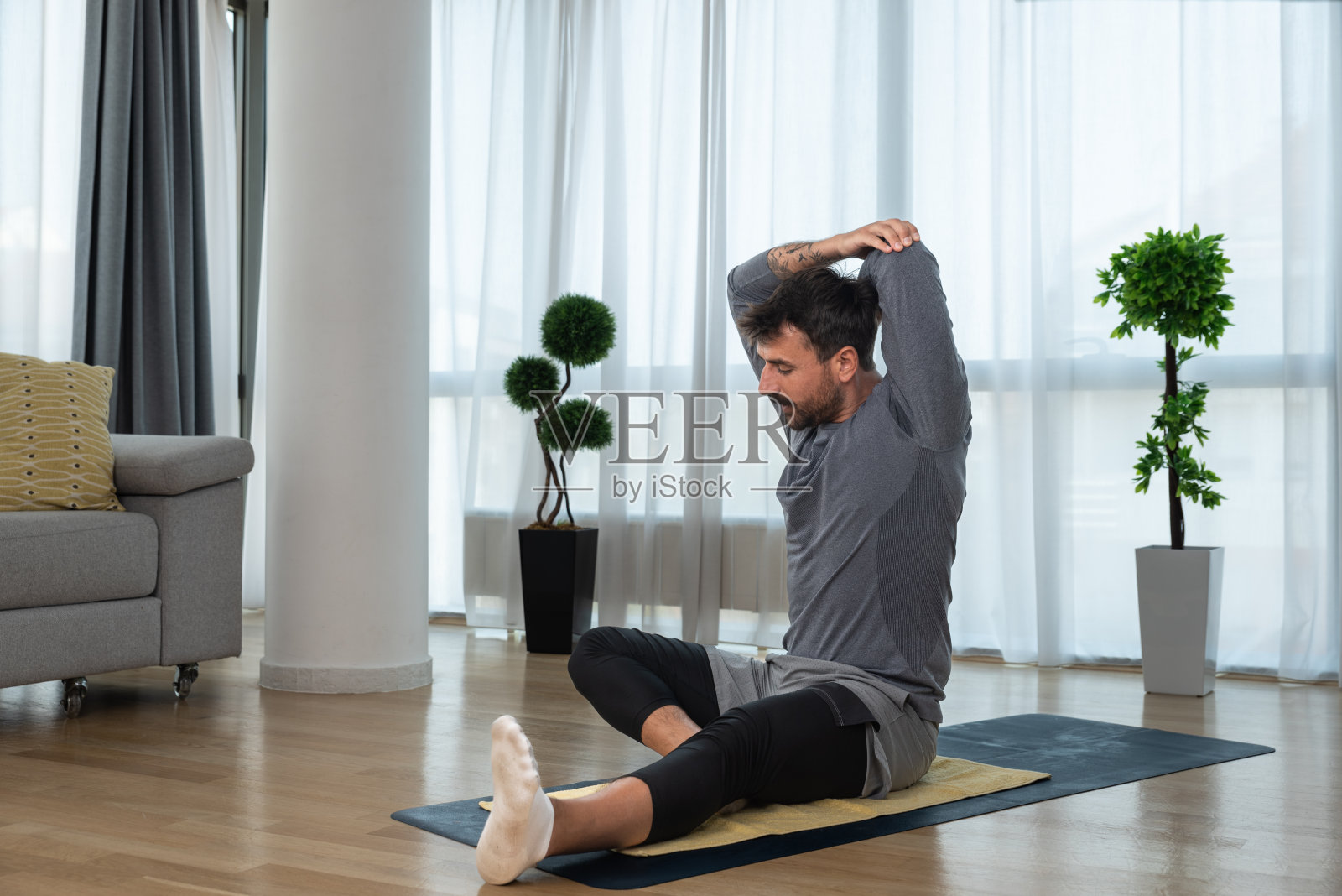 年轻英俊、健康的男人在关系破裂或离婚后开始思考自己,在家里锻炼以改善生活。家庭锻炼动机和自爱观念照片摄影图片