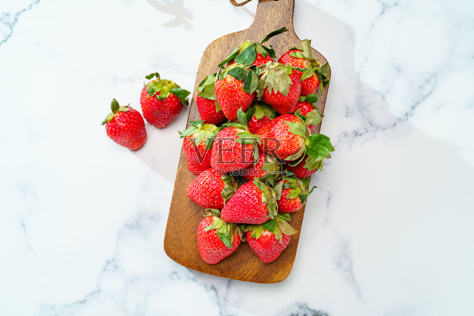 新鲜的草莓水果大理石背景照片摄影图片