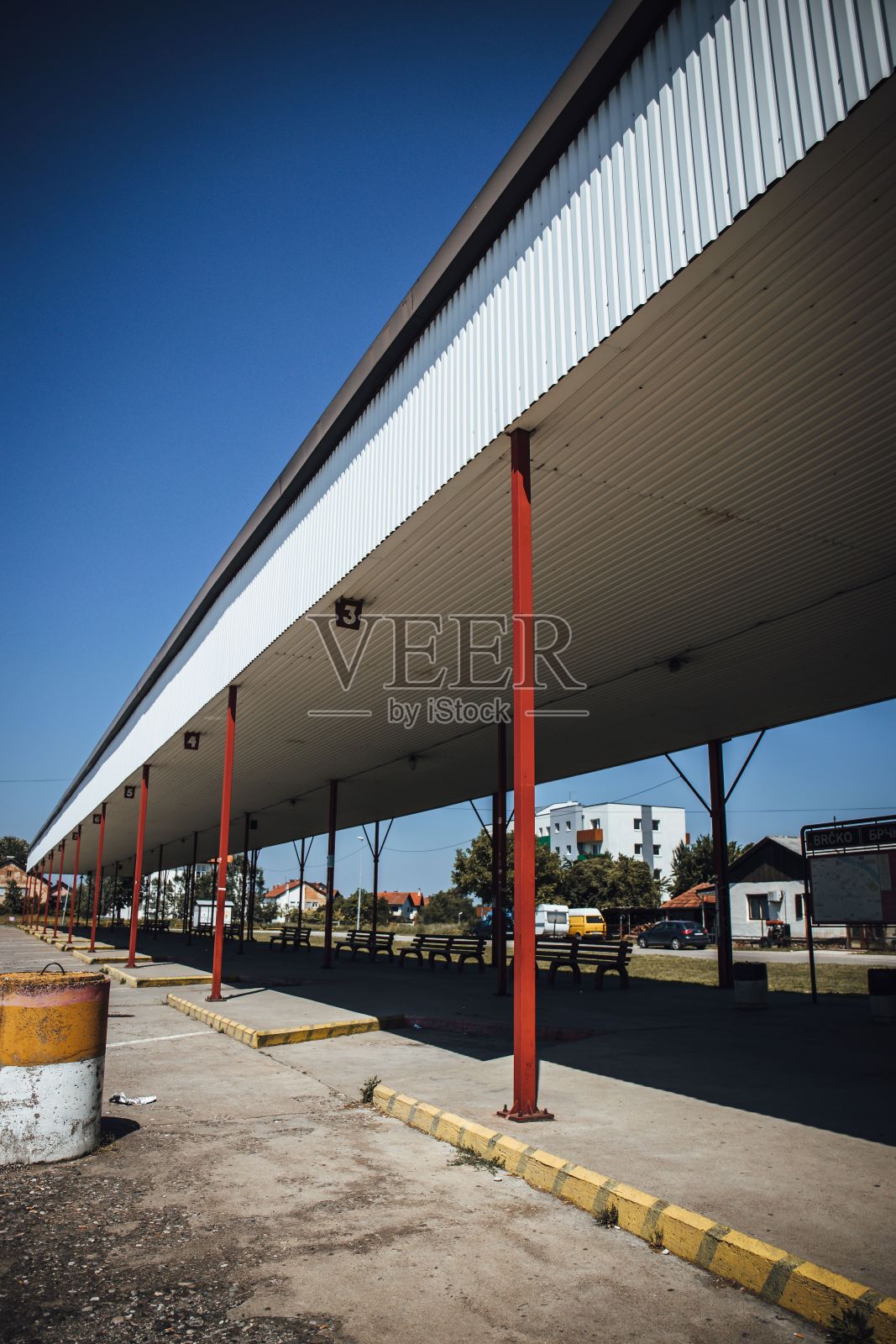 波斯尼亚和黑塞哥维那布尔奇科空无一人的公共汽车终点站的垂直镜头照片摄影图片