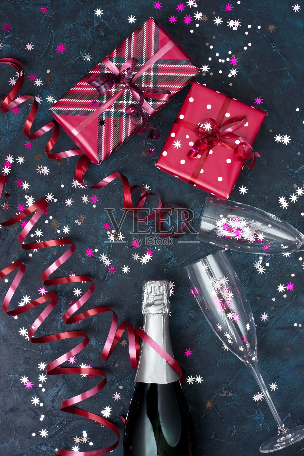 庆祝背景-顶部视图的两个水晶香槟酒杯。瓶子和礼品盒照片摄影图片