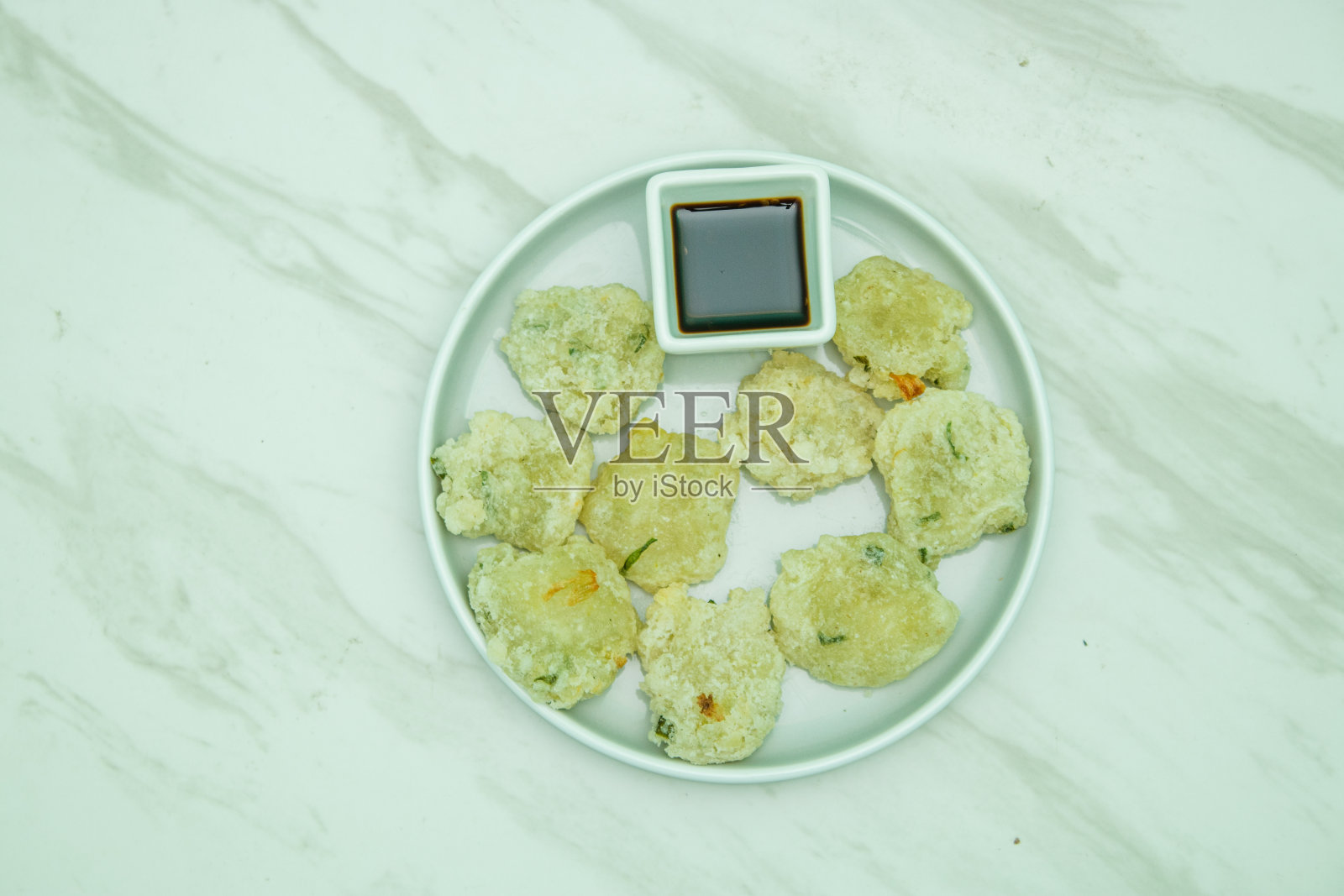 万隆的典型食物,用辣酱调味照片摄影图片