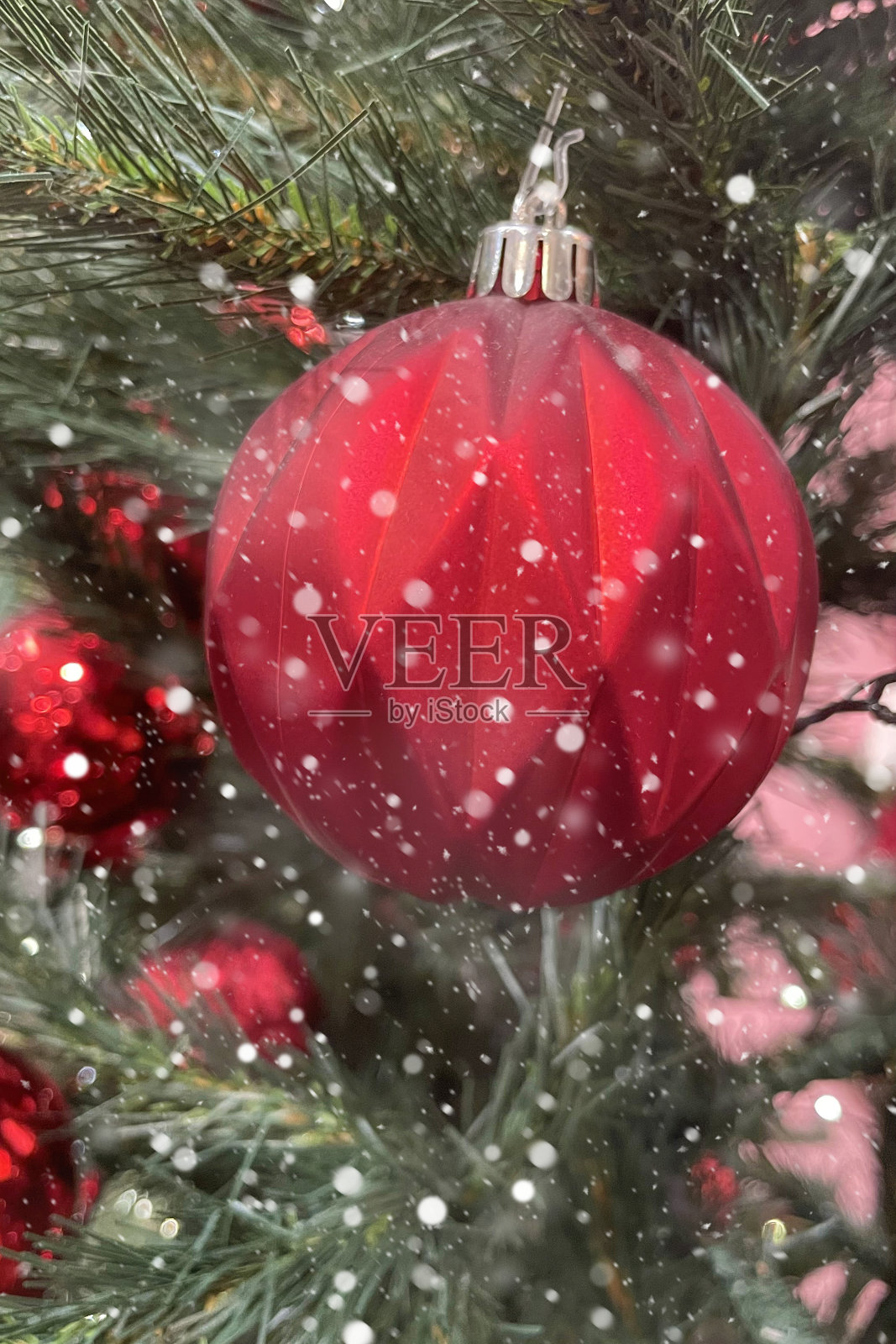 圣诞和新年松树装饰和雪的效果。照片摄影图片