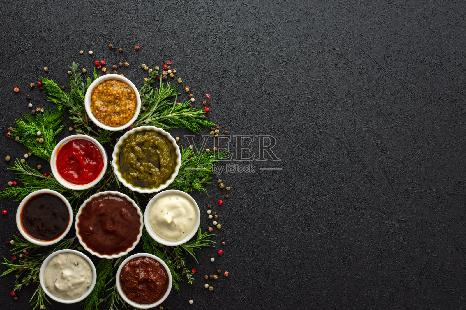 碗里的酱汁和调味料照片摄影图片