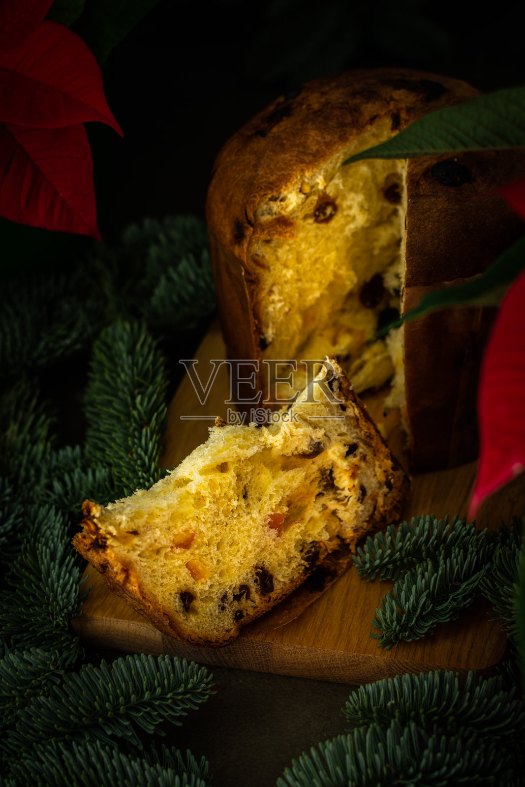 圣诞蛋糕和一品红花照片摄影图片