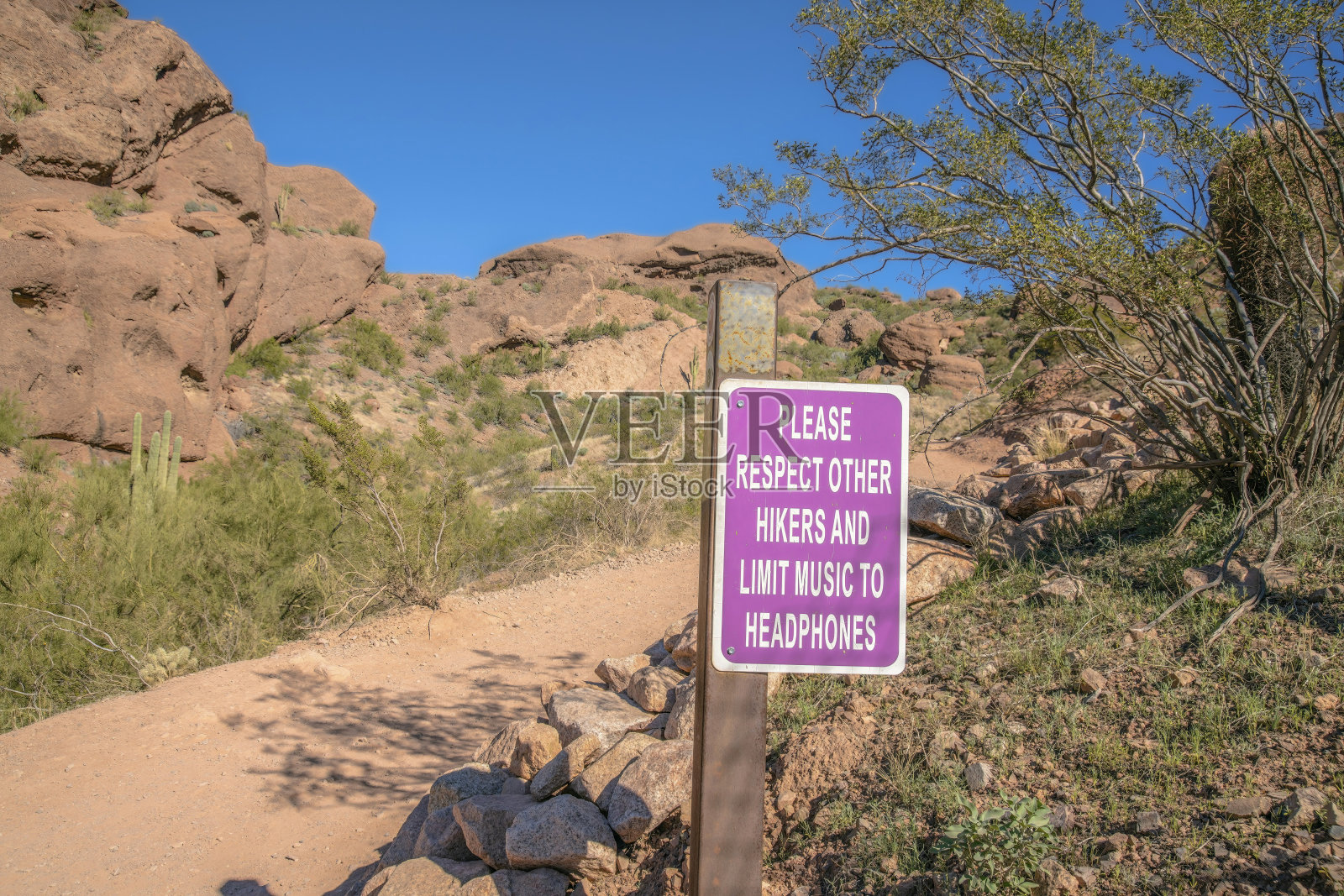 亚利桑那州凤凰城驼峰山——“请尊重其他徒步旅行者限制音乐”的路标照片摄影图片