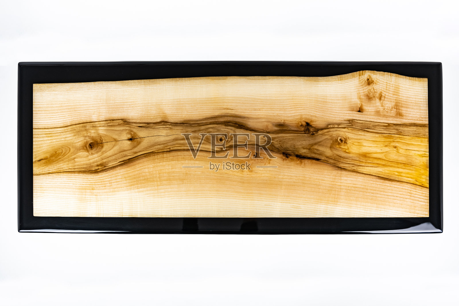 咖啡桌,客厅桌。树脂手工木桌。白色背景。照片摄影图片