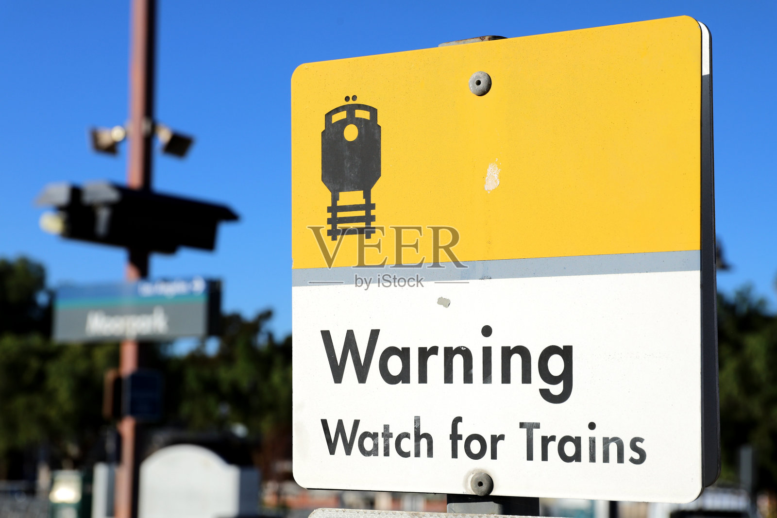 警告——注意火车照片摄影图片