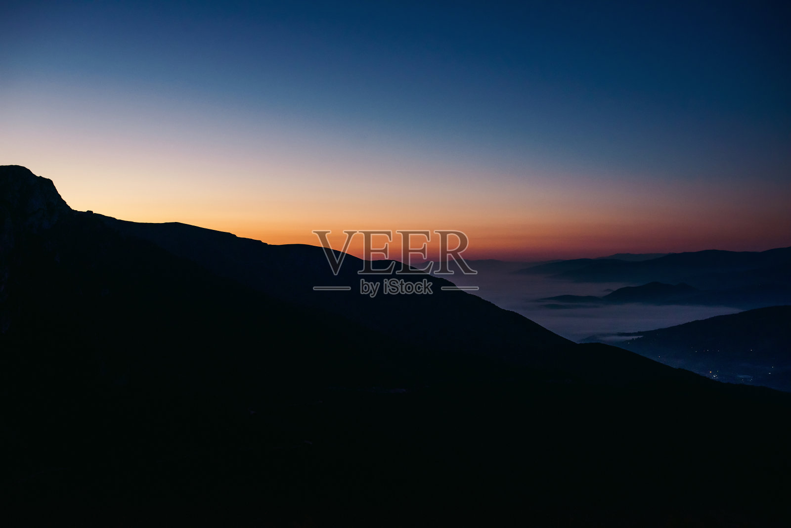 波斯尼亚一座美丽山上田园般的日出照片摄影图片