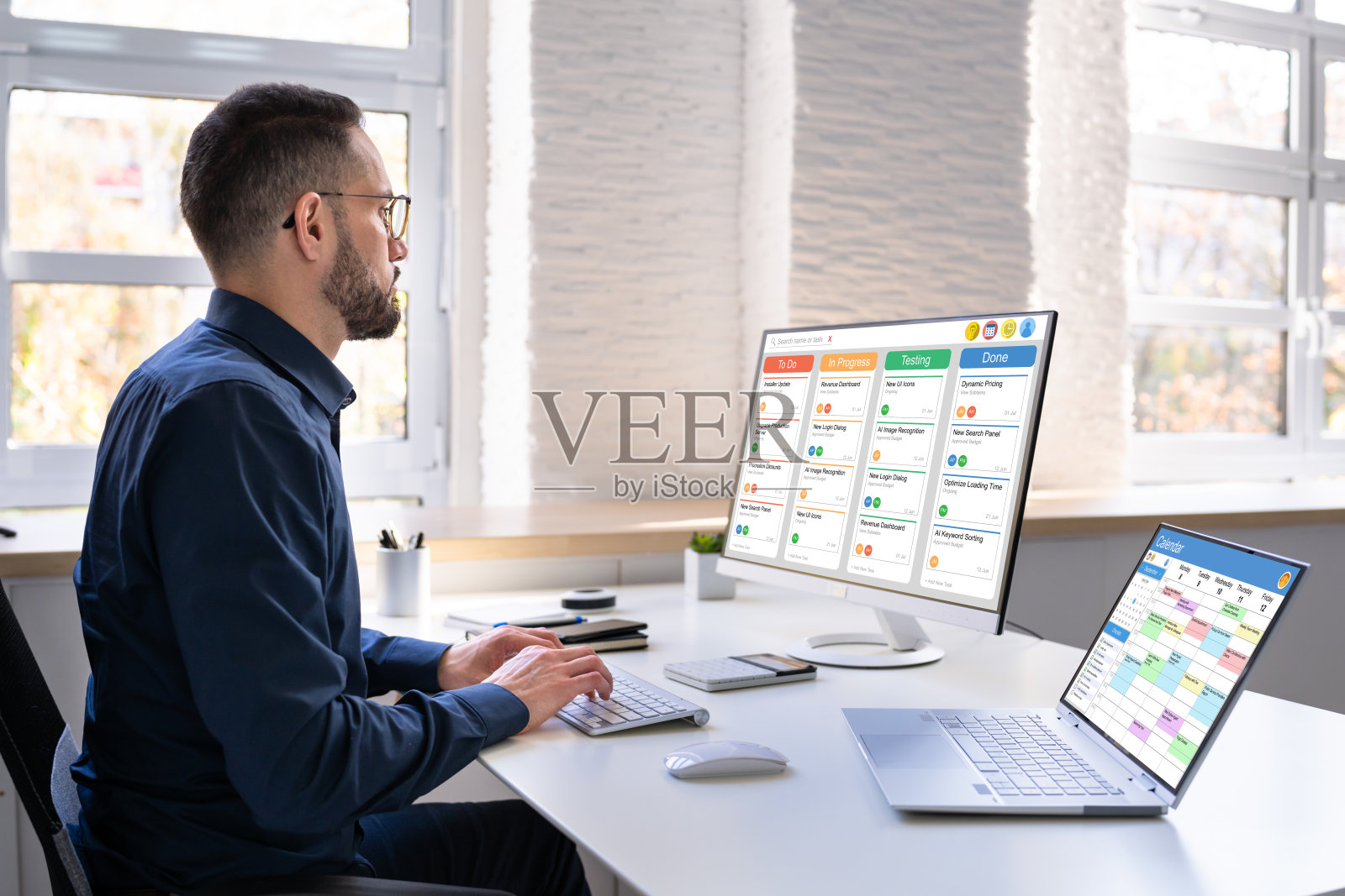 数字日历时间表软件在办公室照片摄影图片