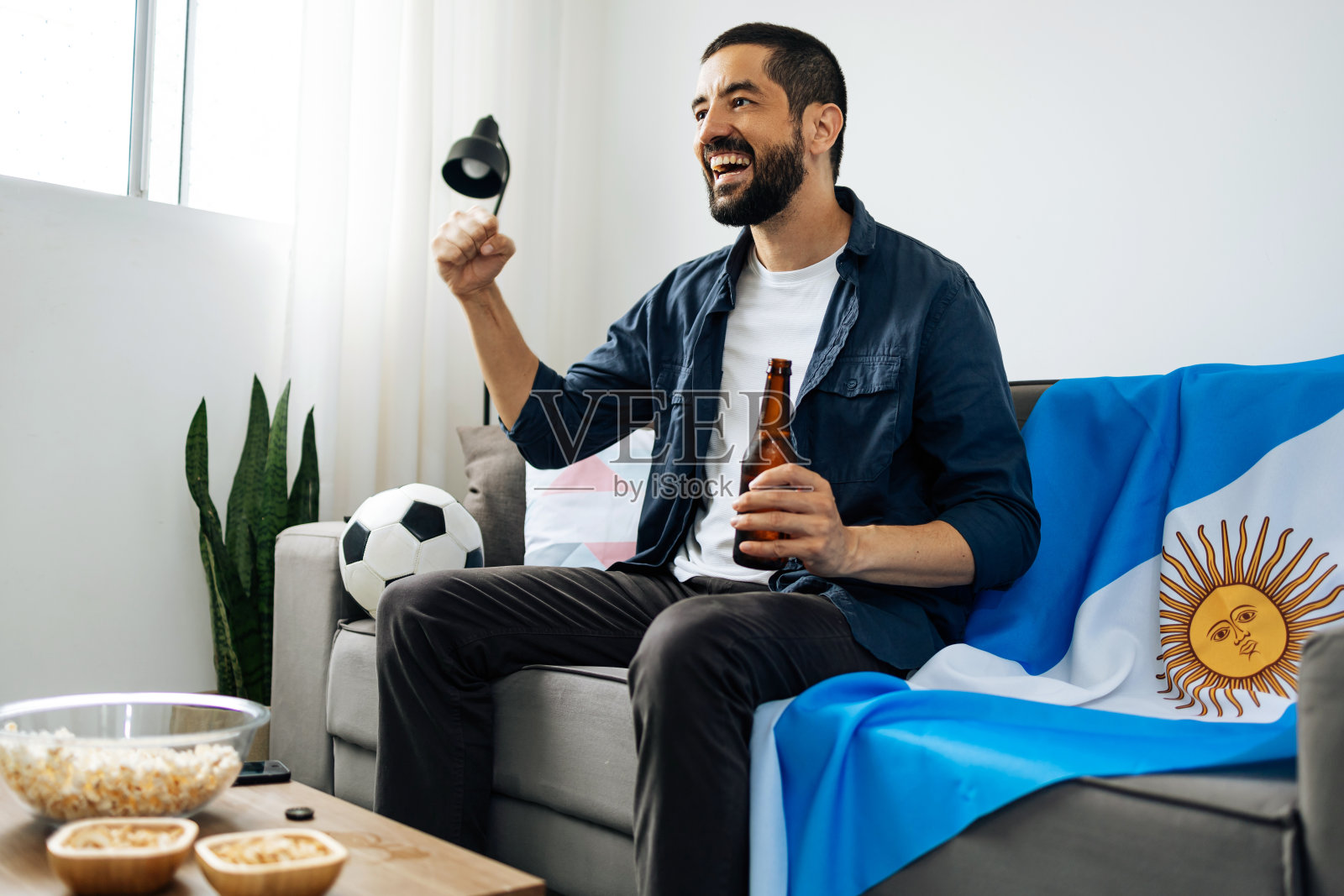 阿根廷球迷正在电视上观看足球比赛照片摄影图片