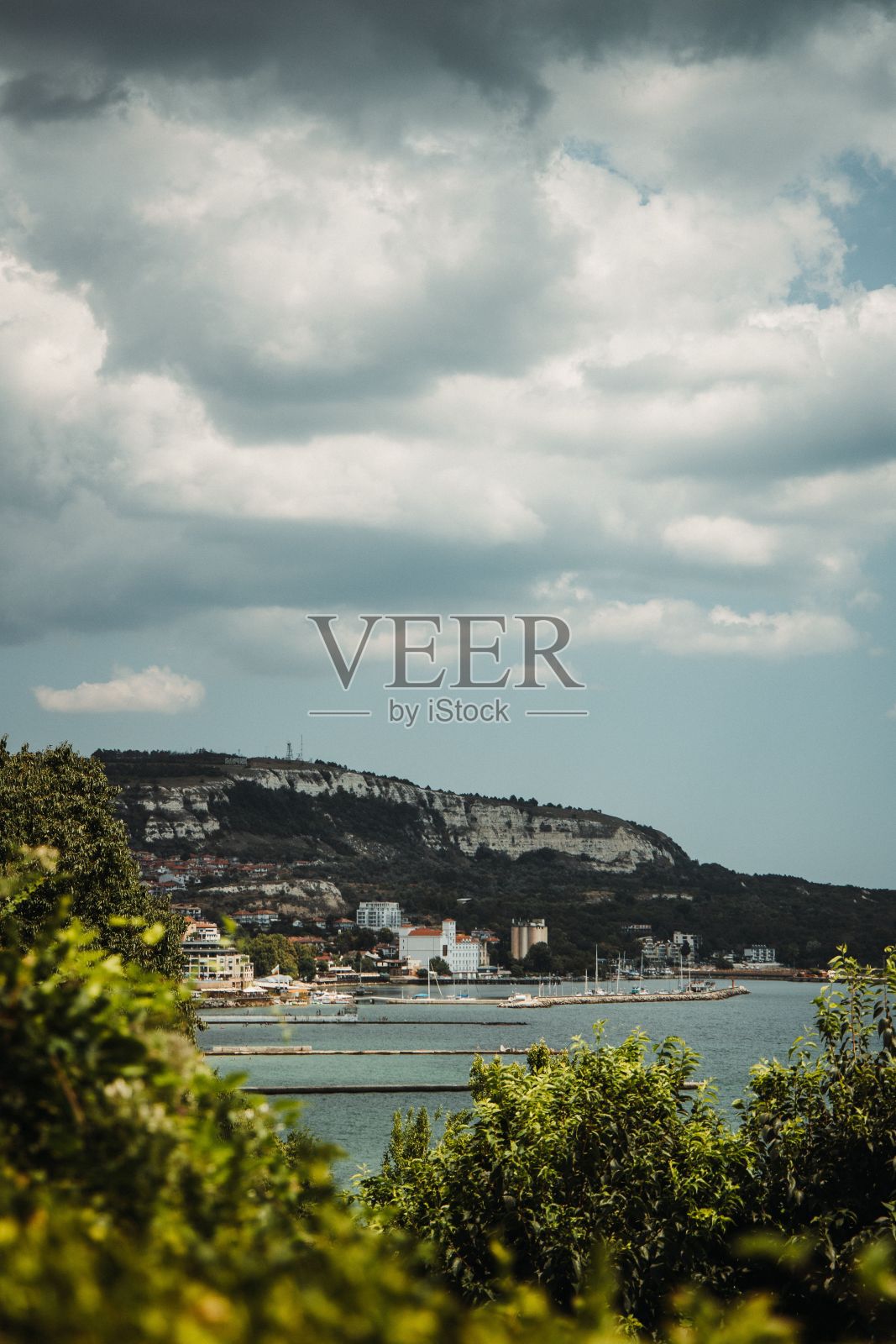 垂直拍摄的海景和远处的城镇照片摄影图片