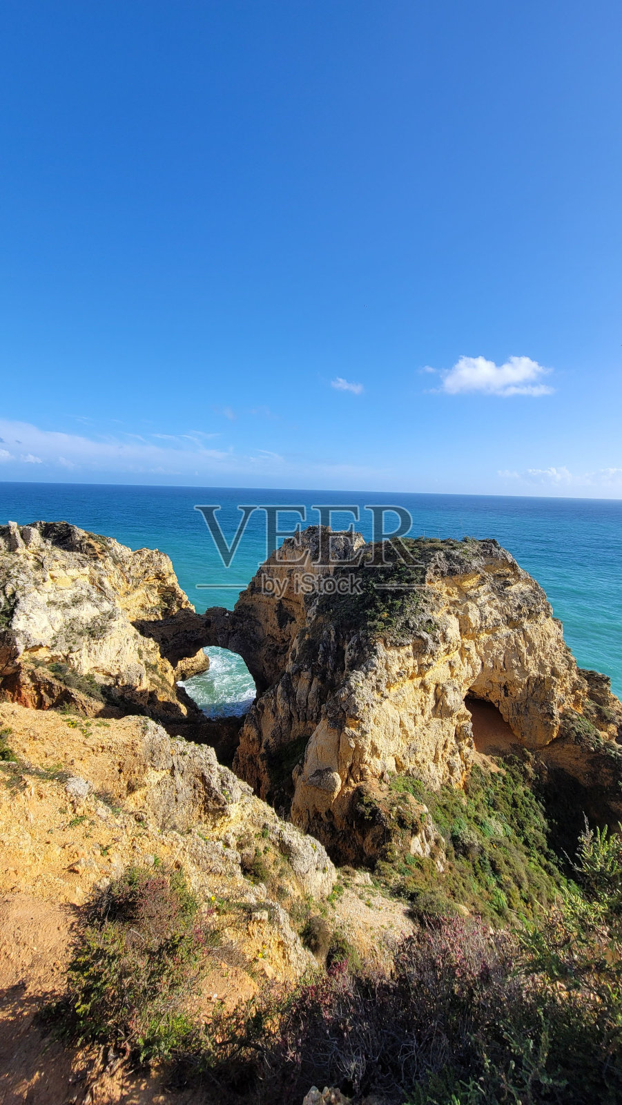 蓝色天际线下的海洋前的石阵垂直视图照片摄影图片