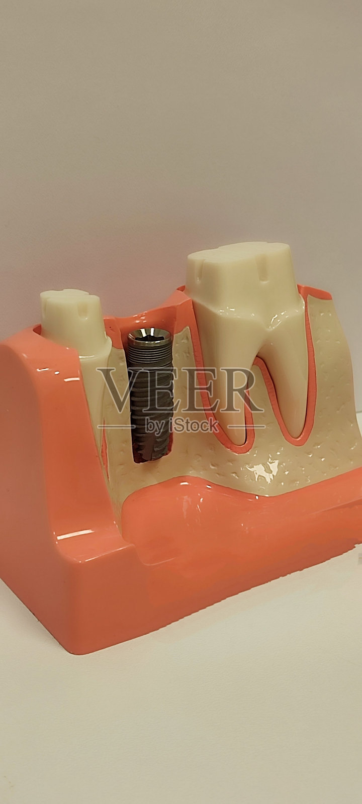 垂直拍摄的牙科器械-义肢,固定,麻醉注射器,硅胶照片摄影图片