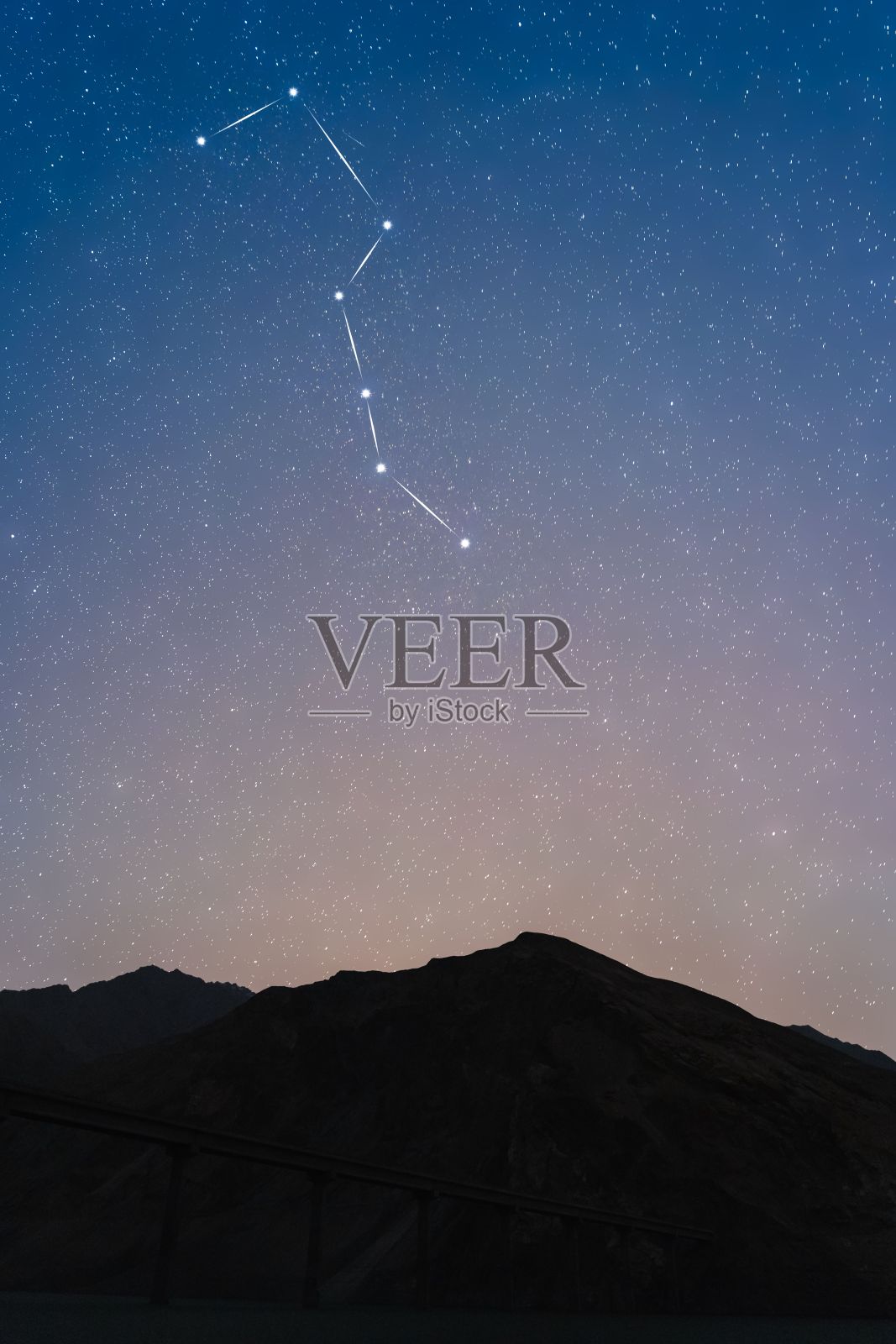 在一个美丽的夜晚,星星的垂直拍摄照片摄影图片