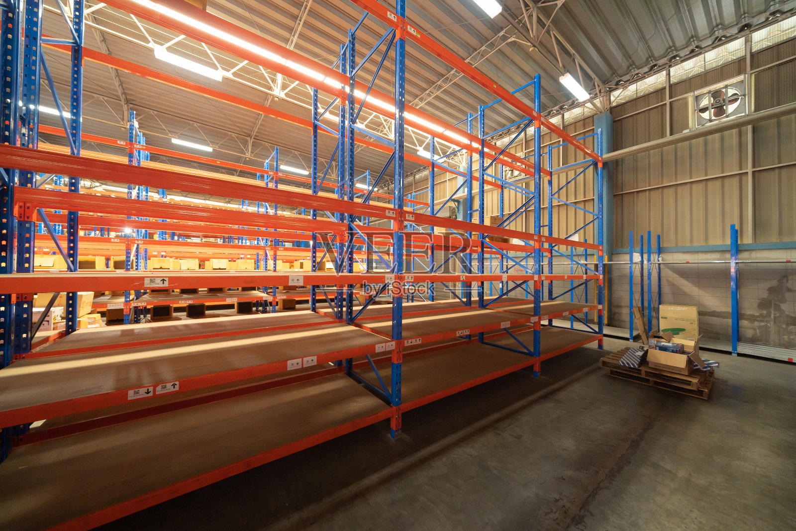 大型仓储零售行业内部。货架家具和家居配件库存储存。电子商务和物流概念中的货物内部。得宝照片摄影图片