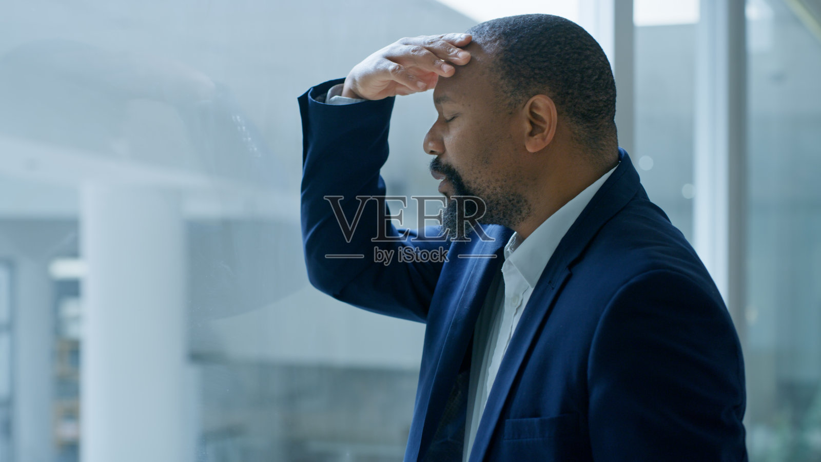 头痛,抑郁和商业黑人在窗口思考工作失败,职业压力或破产的恐惧。焦虑,抑郁和悲伤的公司员工沮丧,愤怒或心理健康问题照片摄影图片