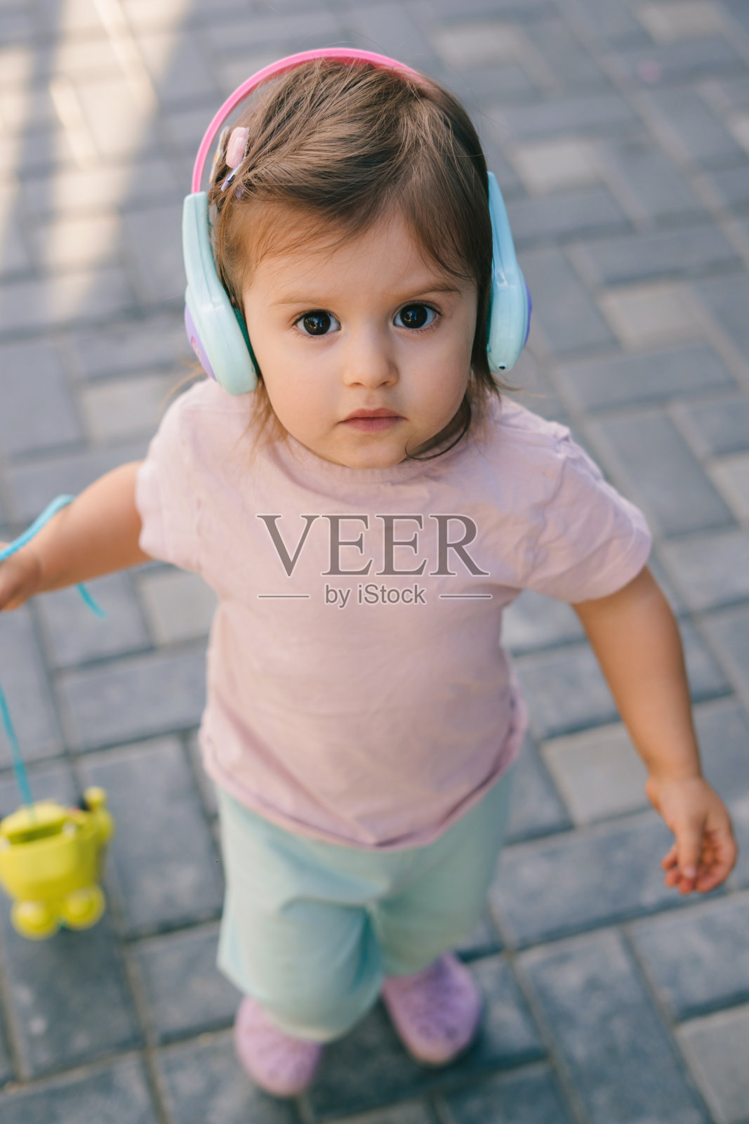 孩子们正在享受假期,在户外花园玩耍。夏天公园里的乐趣。人们的生活方式。微笑快乐的孩子。户外快乐的家庭。夏天的本性。照片摄影图片