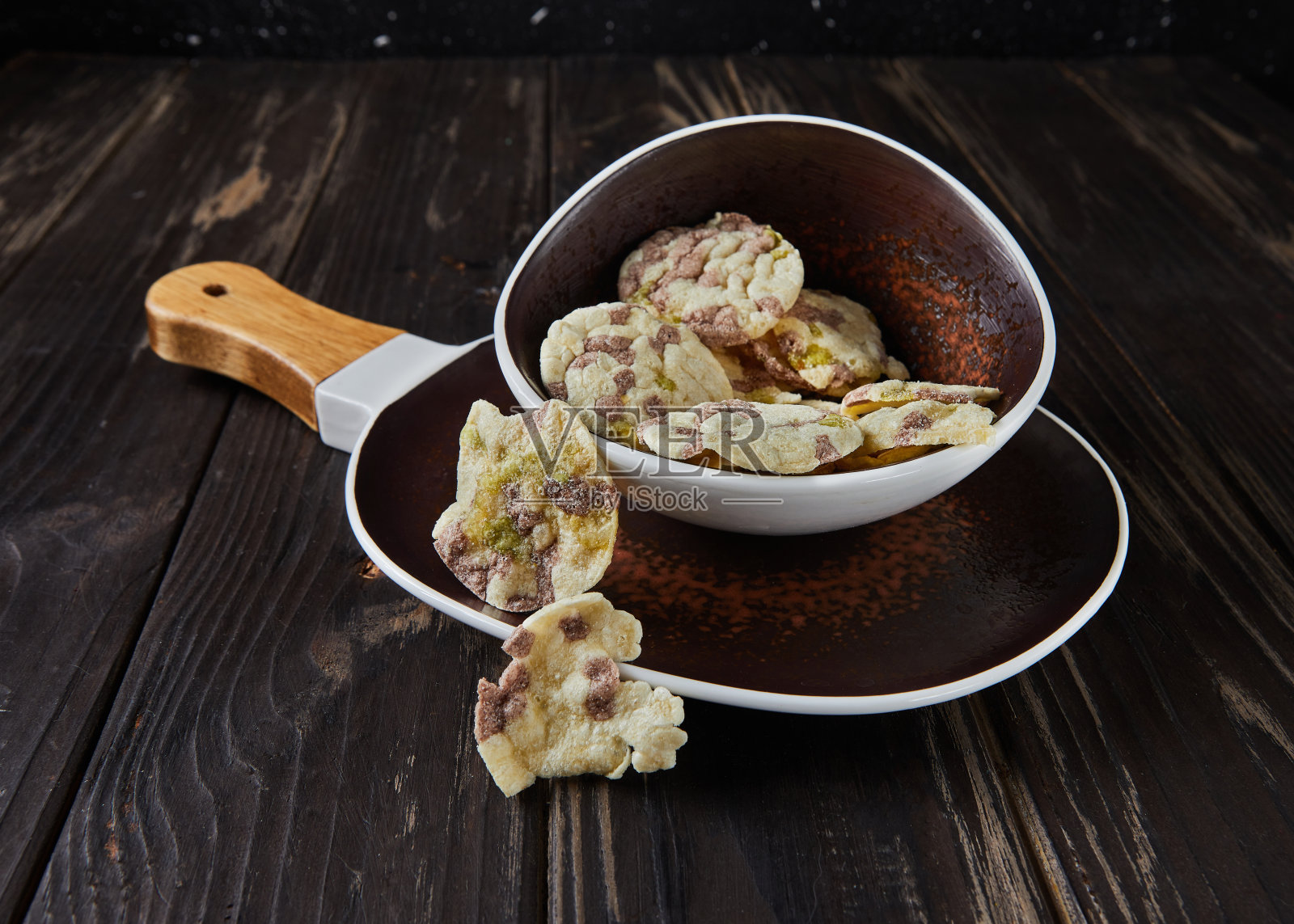 木制背景上盛有鹰嘴豆、豌豆和蚕豆的脆皮薯条照片摄影图片