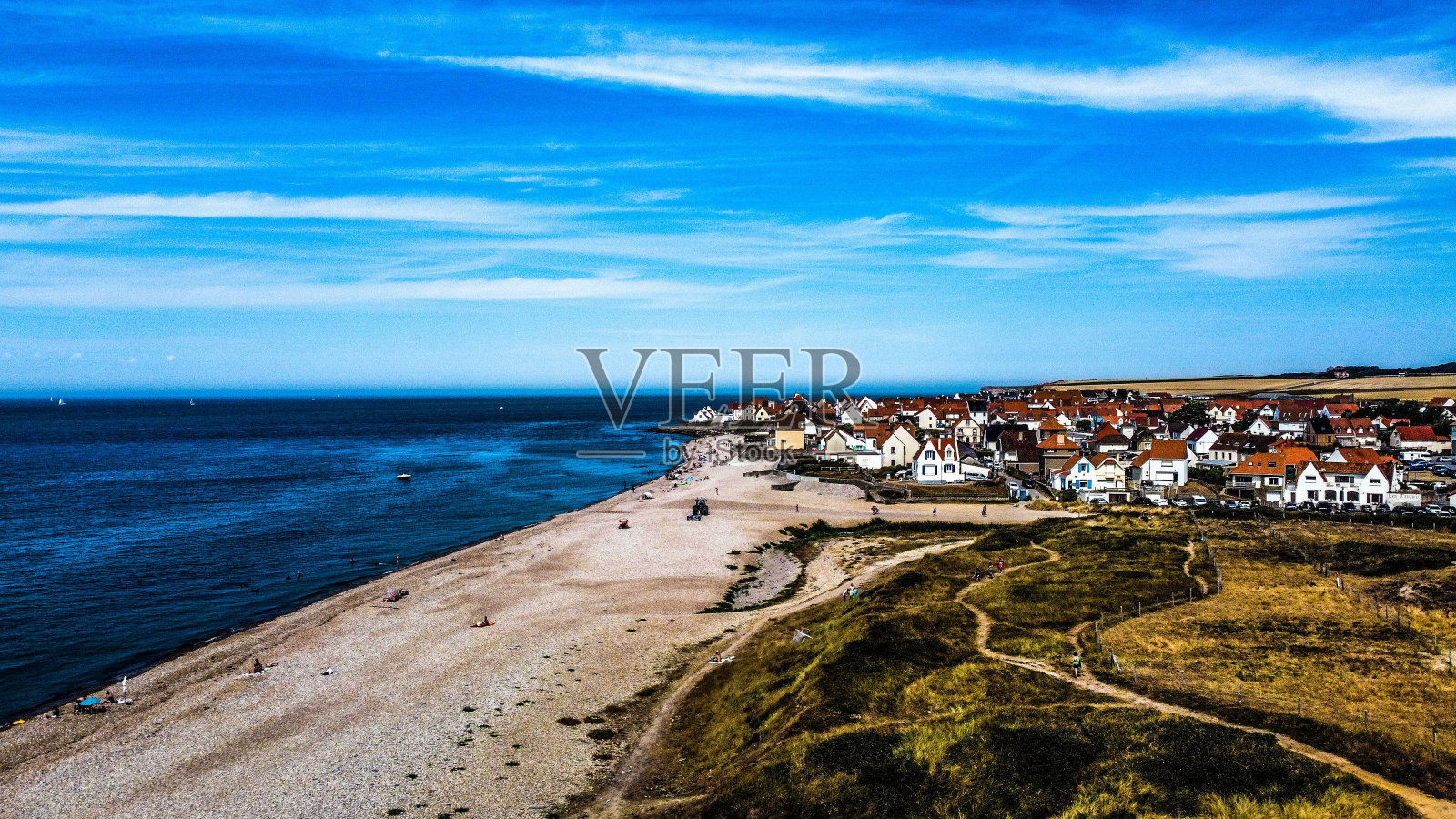 阳光明媚的一天,鸟瞰海边的村庄照片摄影图片