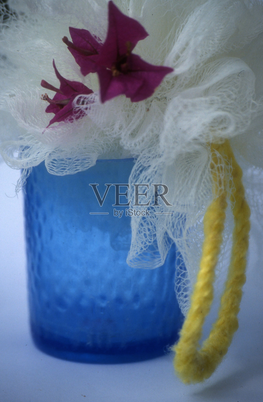 用鲜花和绷带在玻璃上装饰照片摄影图片