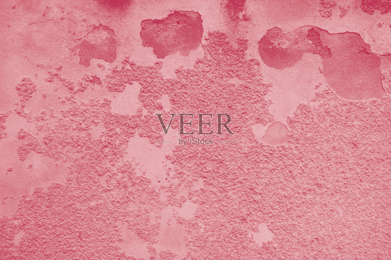 旧墙上剥离的洋红色油漆背景。由灰泥制成的旧墙的纹理背景。裂缝。副本的空间。旧的灰泥墙剥落,支离破碎。2023年年度色彩:品红万岁!照片摄影图片