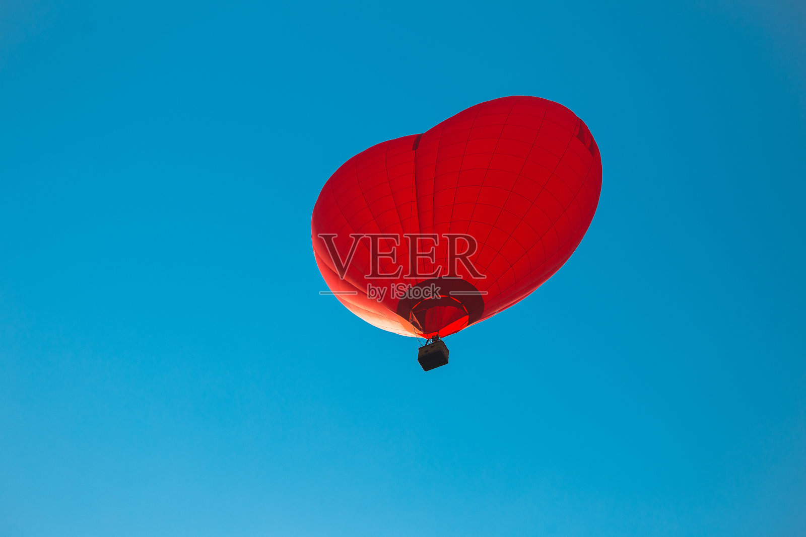 蓝色天空中心形的红气球照片摄影图片