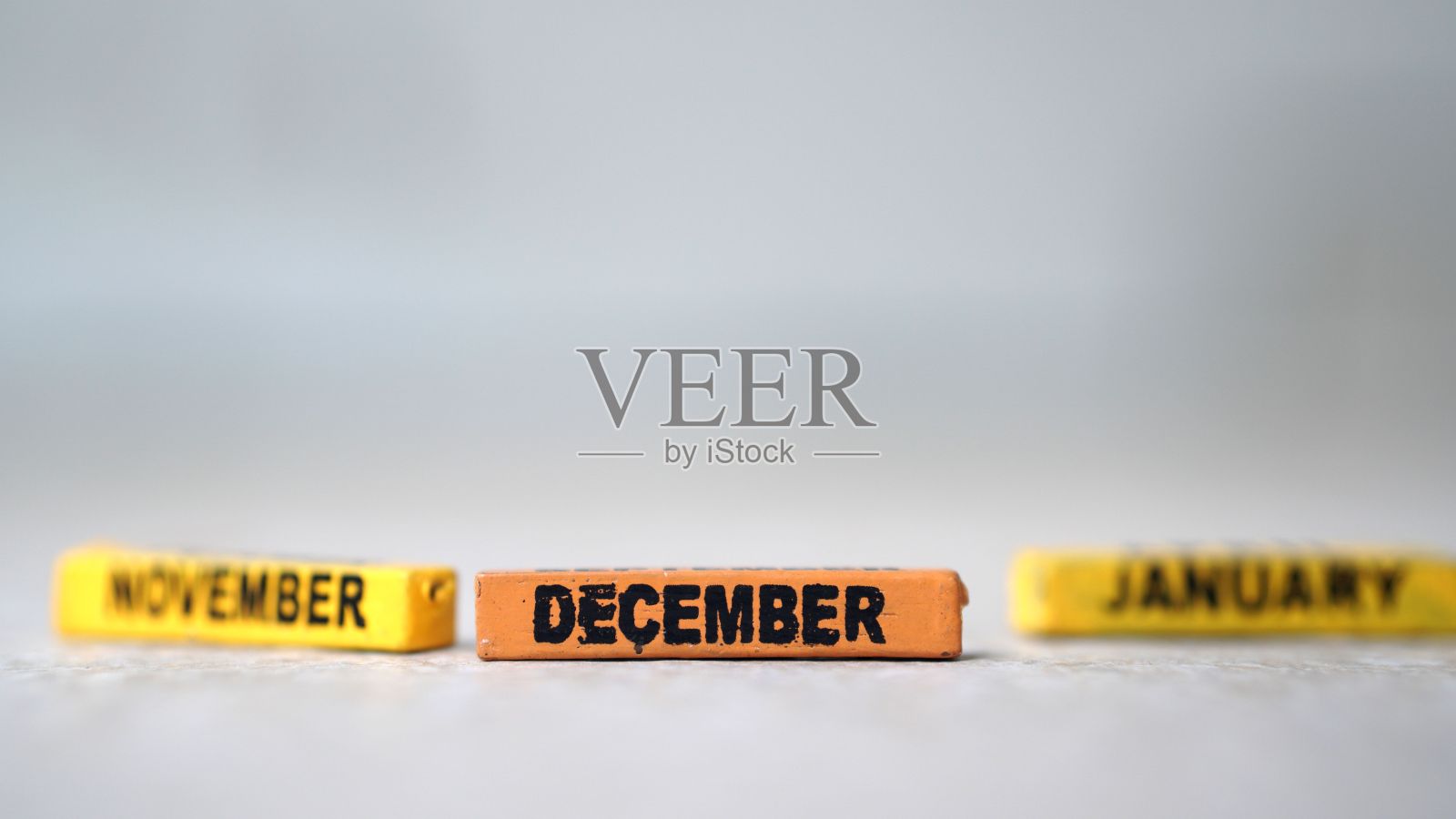 12月、11月和1月三个木块的特写镜头。照片摄影图片