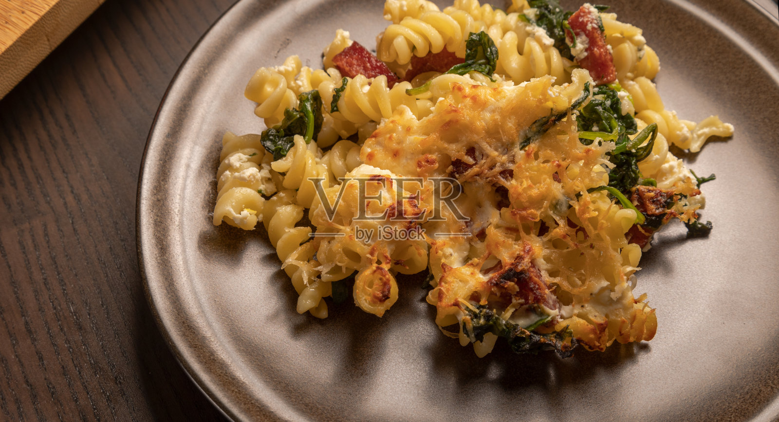 用乳清干酪和小菠菜烤意大利通心粉照片摄影图片