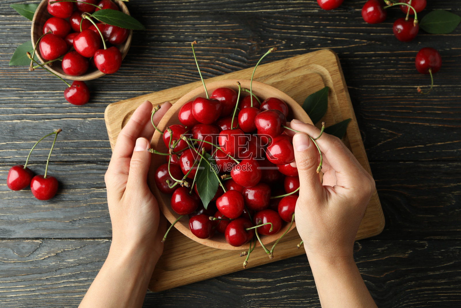 甜浆果与红樱桃的概念照片摄影图片