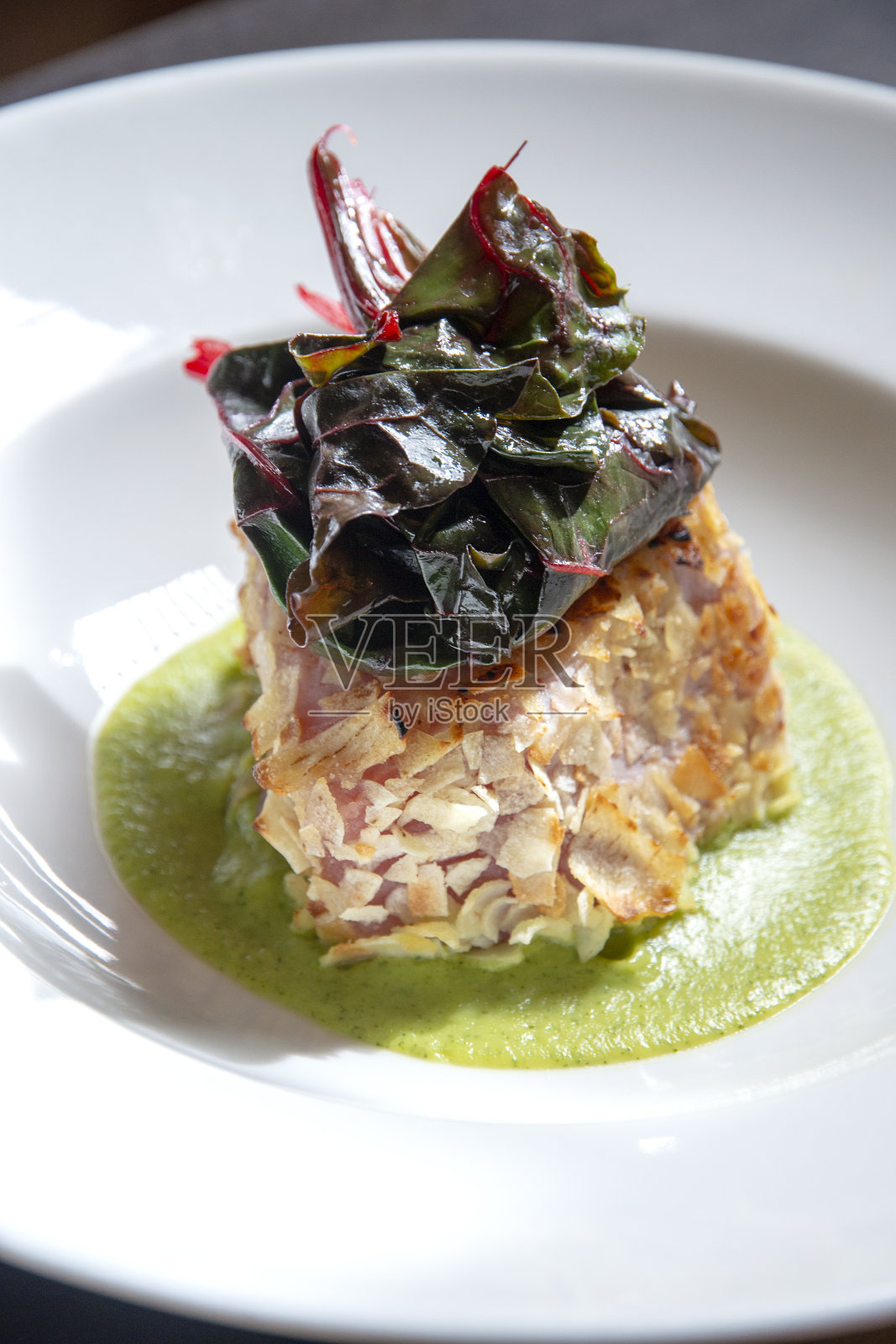 新鲜金枪鱼排配蔬菜和蔬菜奶油照片摄影图片