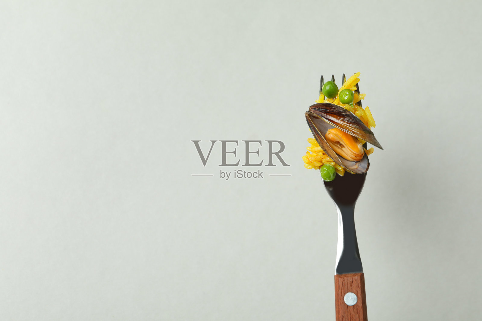 叉子配灰色背景的西班牙海鲜饭照片摄影图片