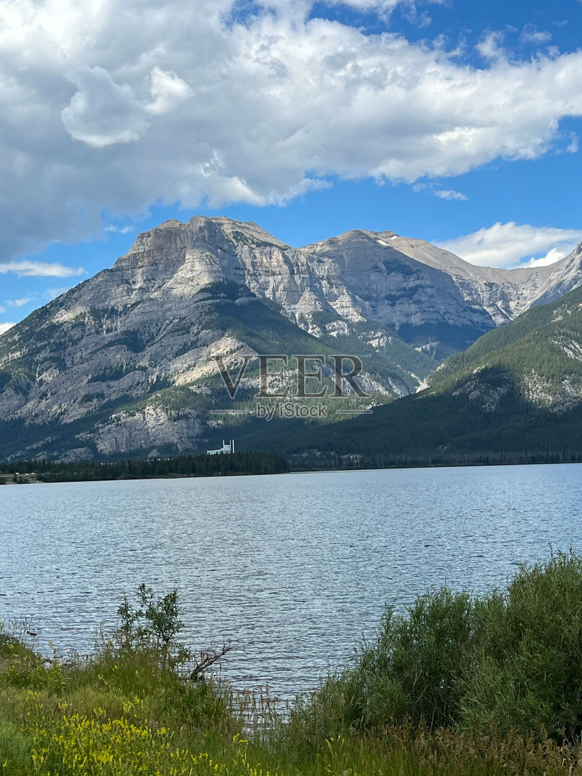 风景优美的山脉在蓝天的映衬下覆盖着绿色的植被照片摄影图片