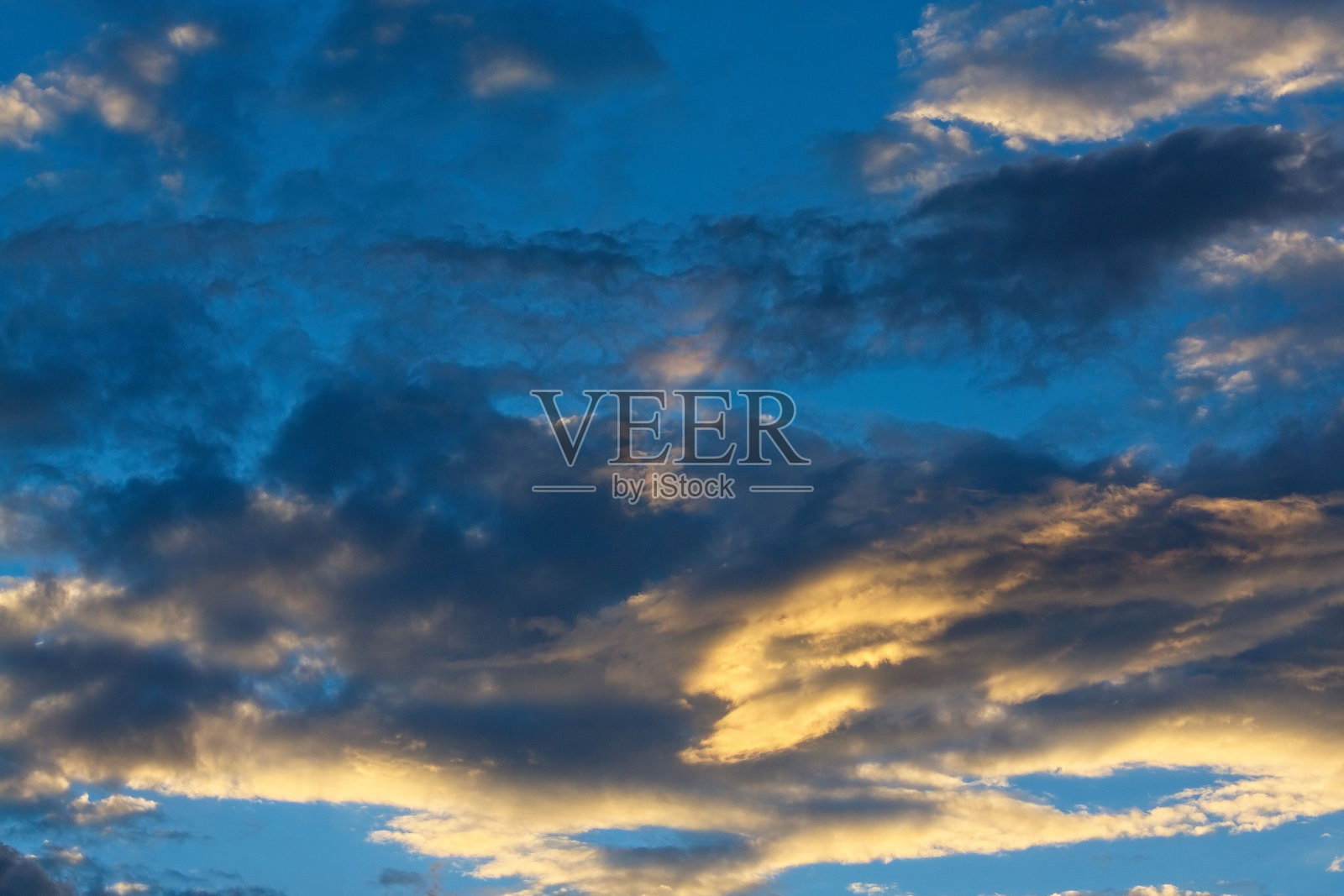 蓝色的天空中有大片的白云照片摄影图片