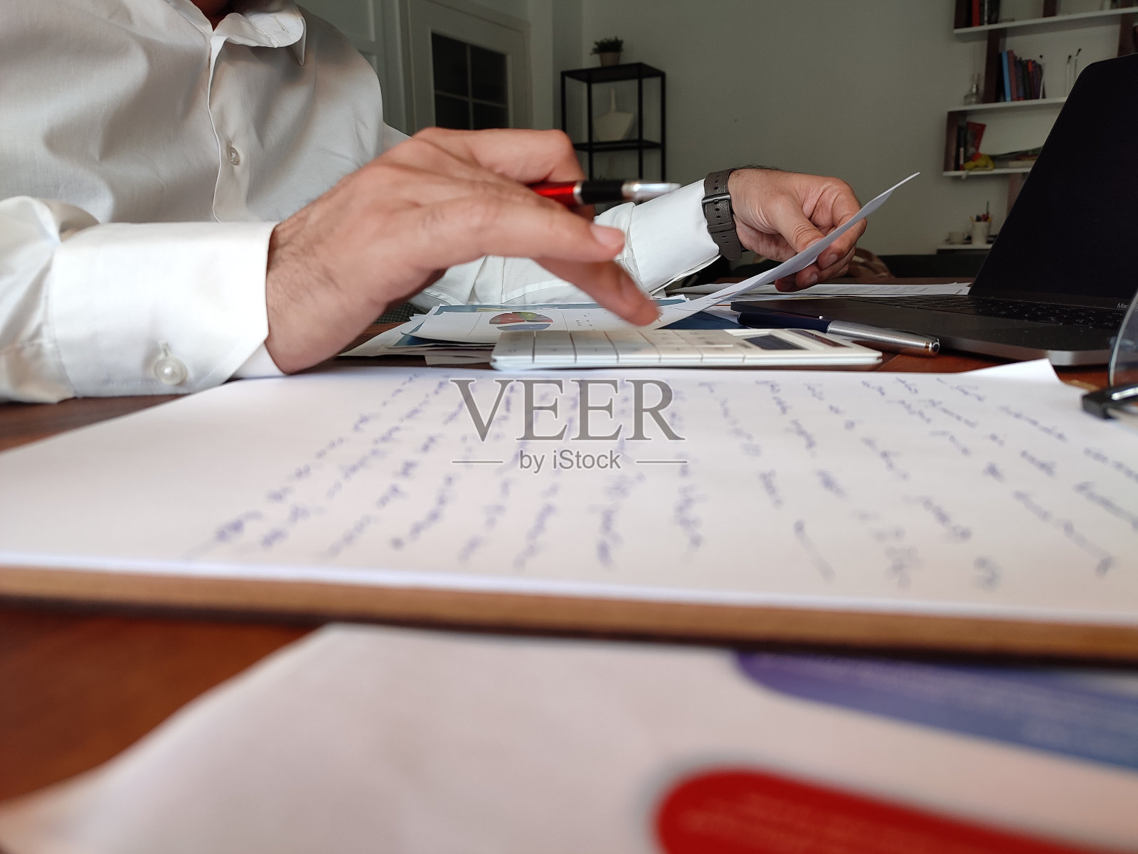 女性自由职业者在办公室数钱或美元,同时在笔记本电脑或电脑上工作照片摄影图片