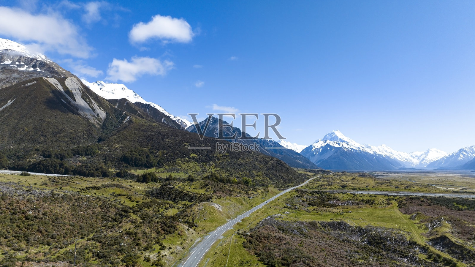 阿尔卑斯山远景,蓝天,高速公路通往他们,拍摄于新西兰奥拉基库克山国家公园照片摄影图片
