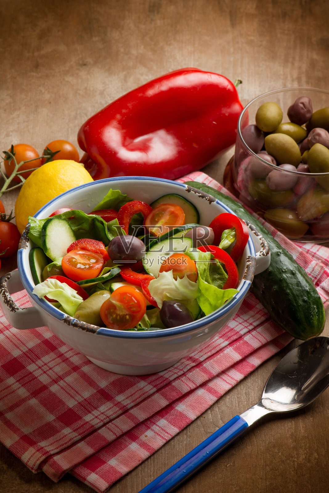 青橄榄,辣椒,黄瓜和西红柿混合沙拉照片摄影图片