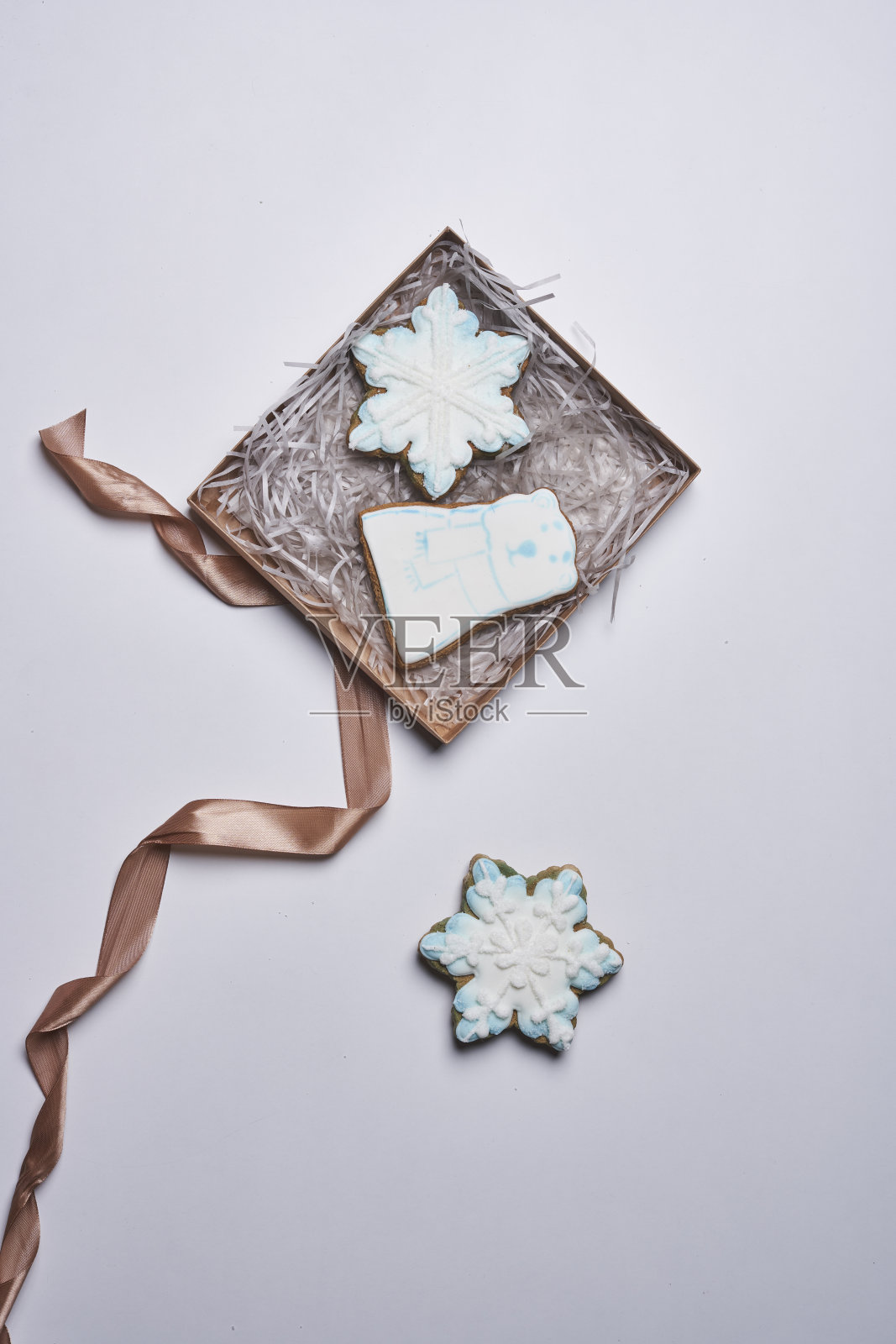 一张纸,一张餐巾纸,还有两张照片摄影图片