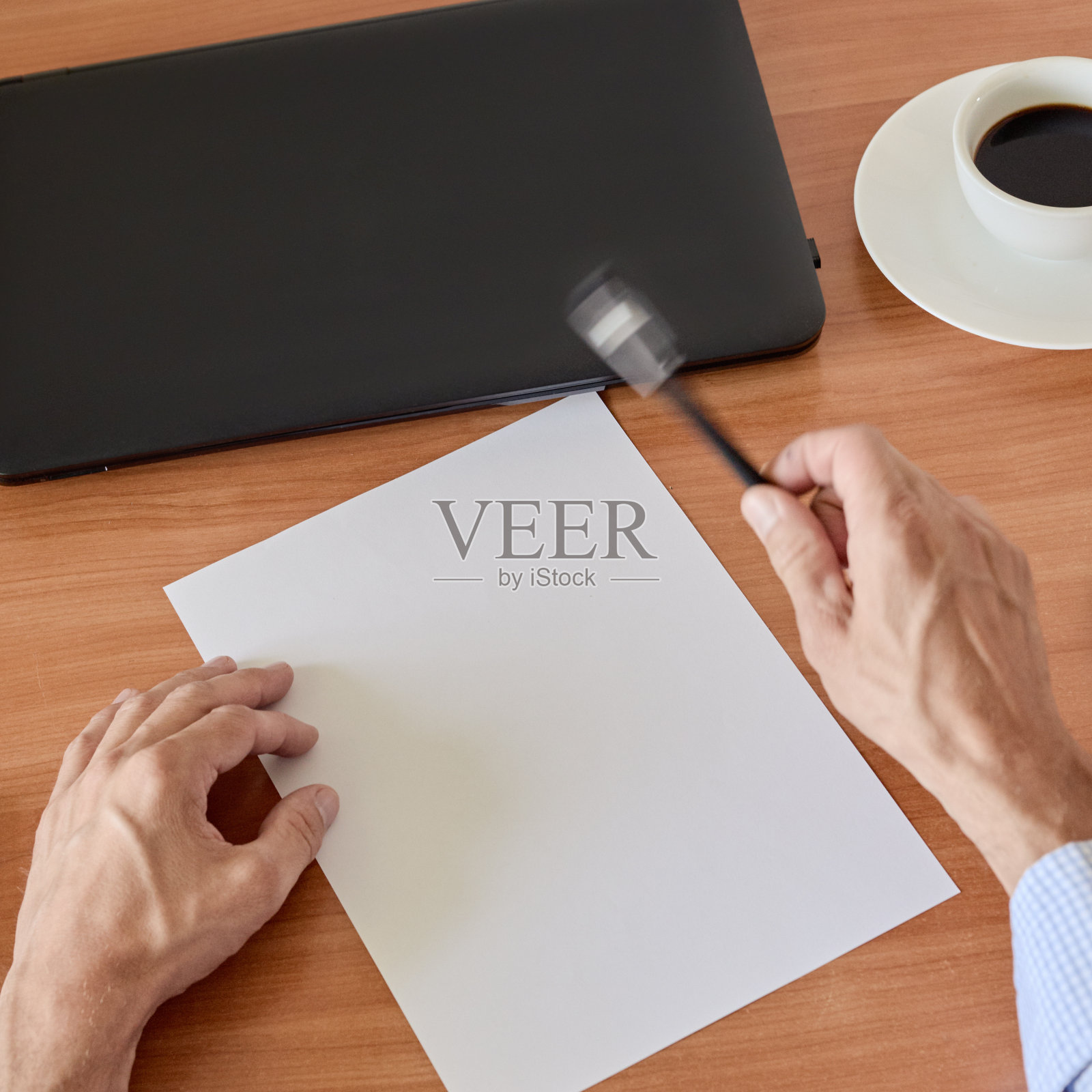 手放在现代办公桌上照片摄影图片