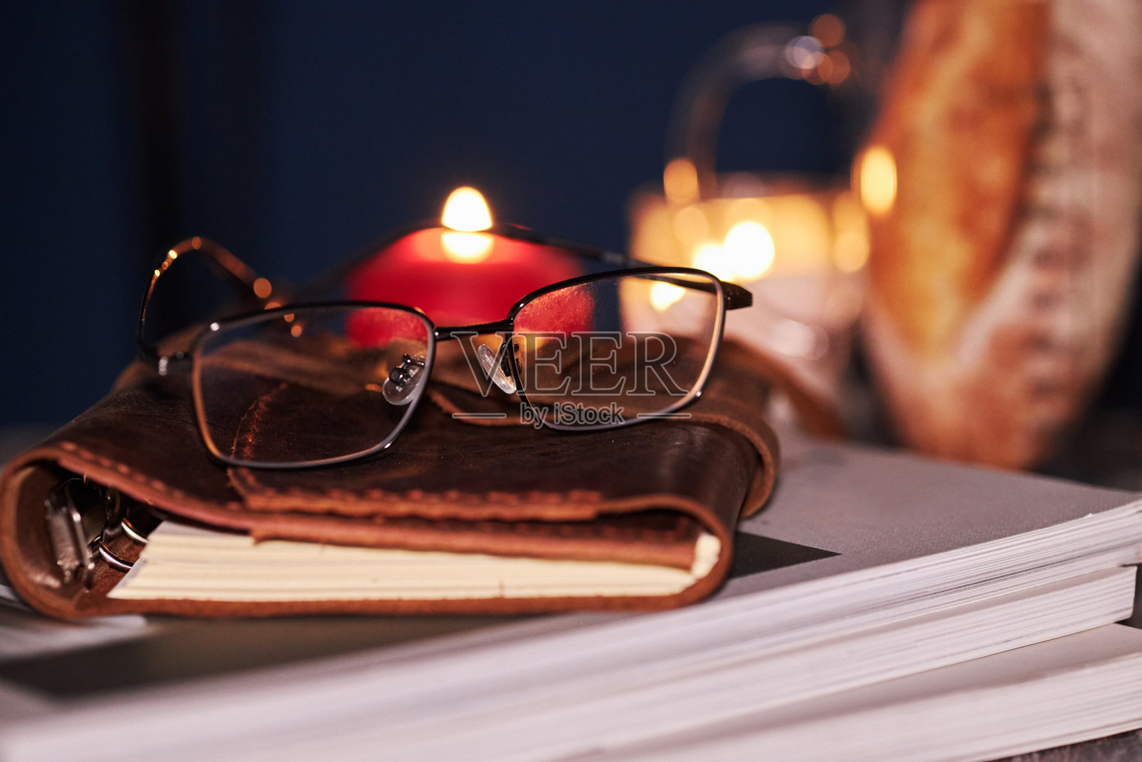 笔记本上的眼镜照片摄影图片