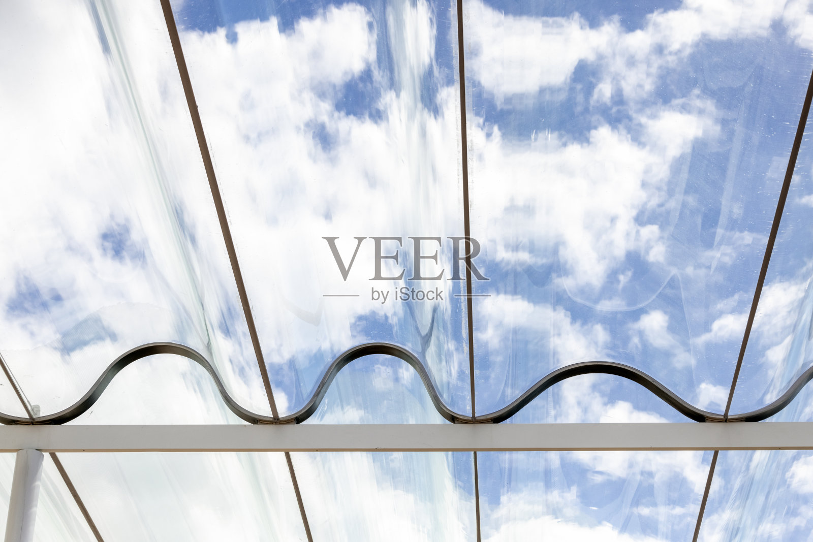 金属框架上的有机玻璃罩特写,抽象背景照片摄影图片