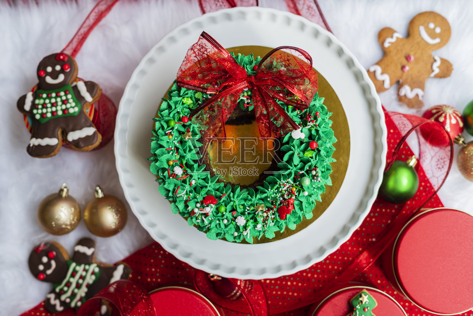 用圣诞主题装饰的桌子,上面有美味的菜肴来庆祝这些日子照片摄影图片