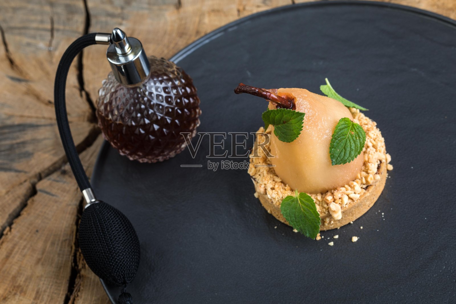 梨酒梨泥,白巧克力甘纳许。照片摄影图片