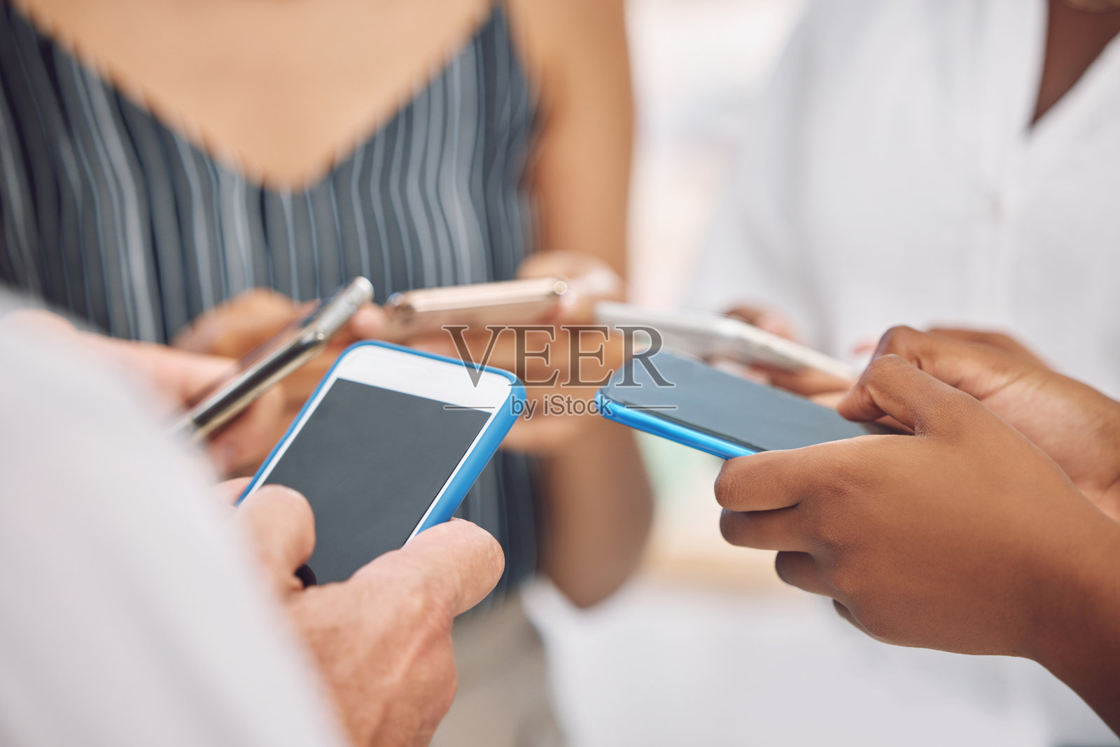 手机、社交媒体和5g互联网技术社区或朋友一起交流。在线,移动和网络搜索的手打字和流媒体内容的数字设备在一个团体圈子照片摄影图片