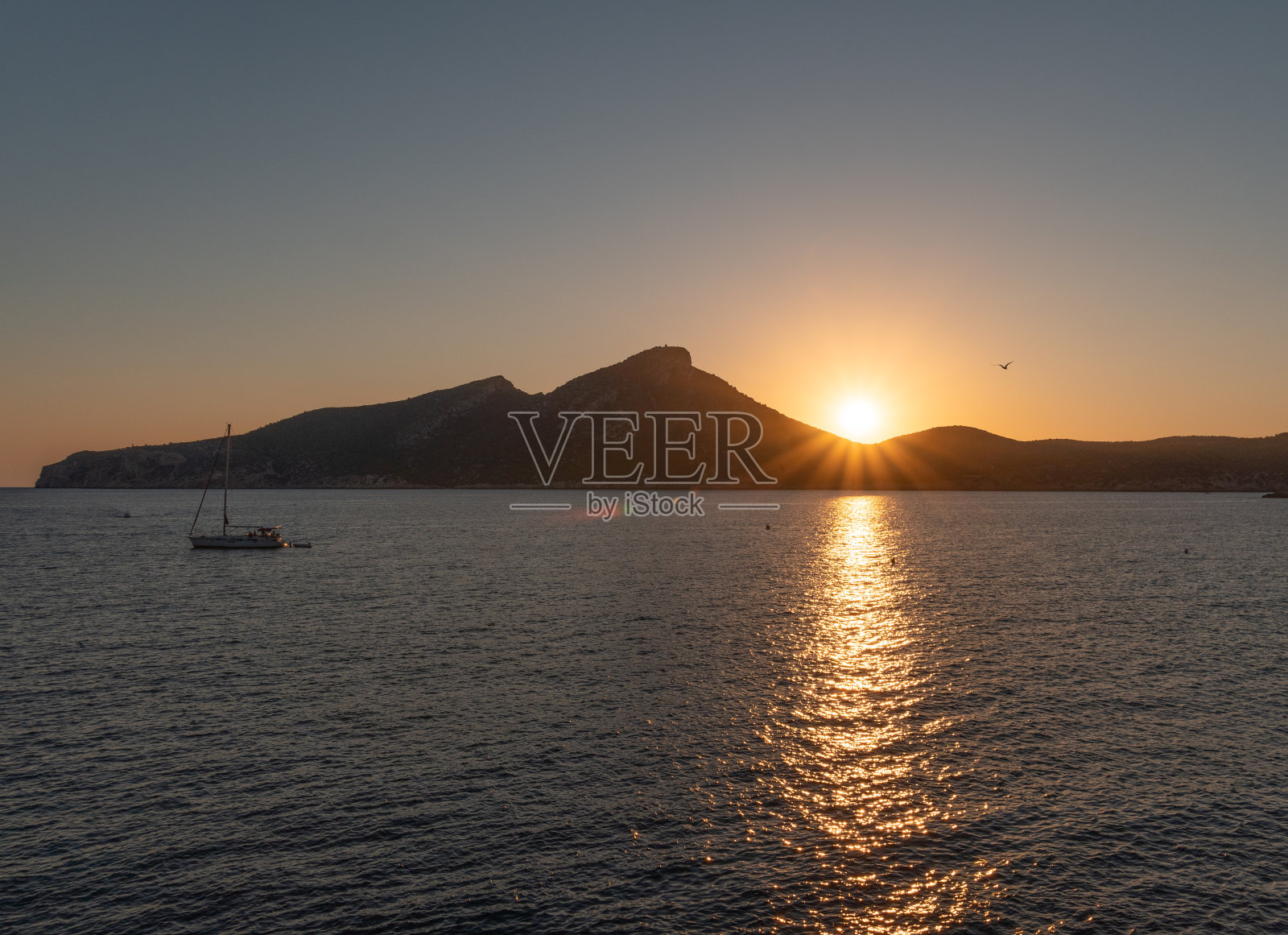 在马略卡岛,乘船和德拉贡拉岛欣赏日落美景照片摄影图片