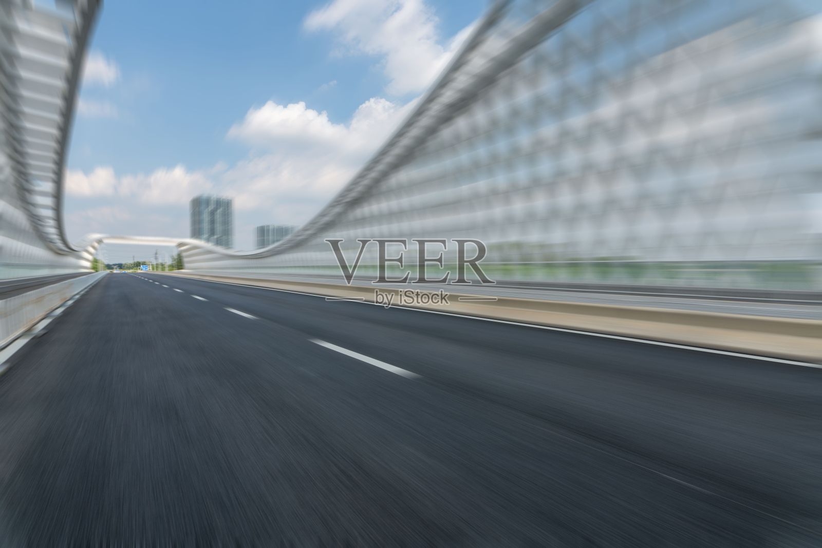 运动模糊散焦柏油路在市中心的桥与多云的天空照片摄影图片