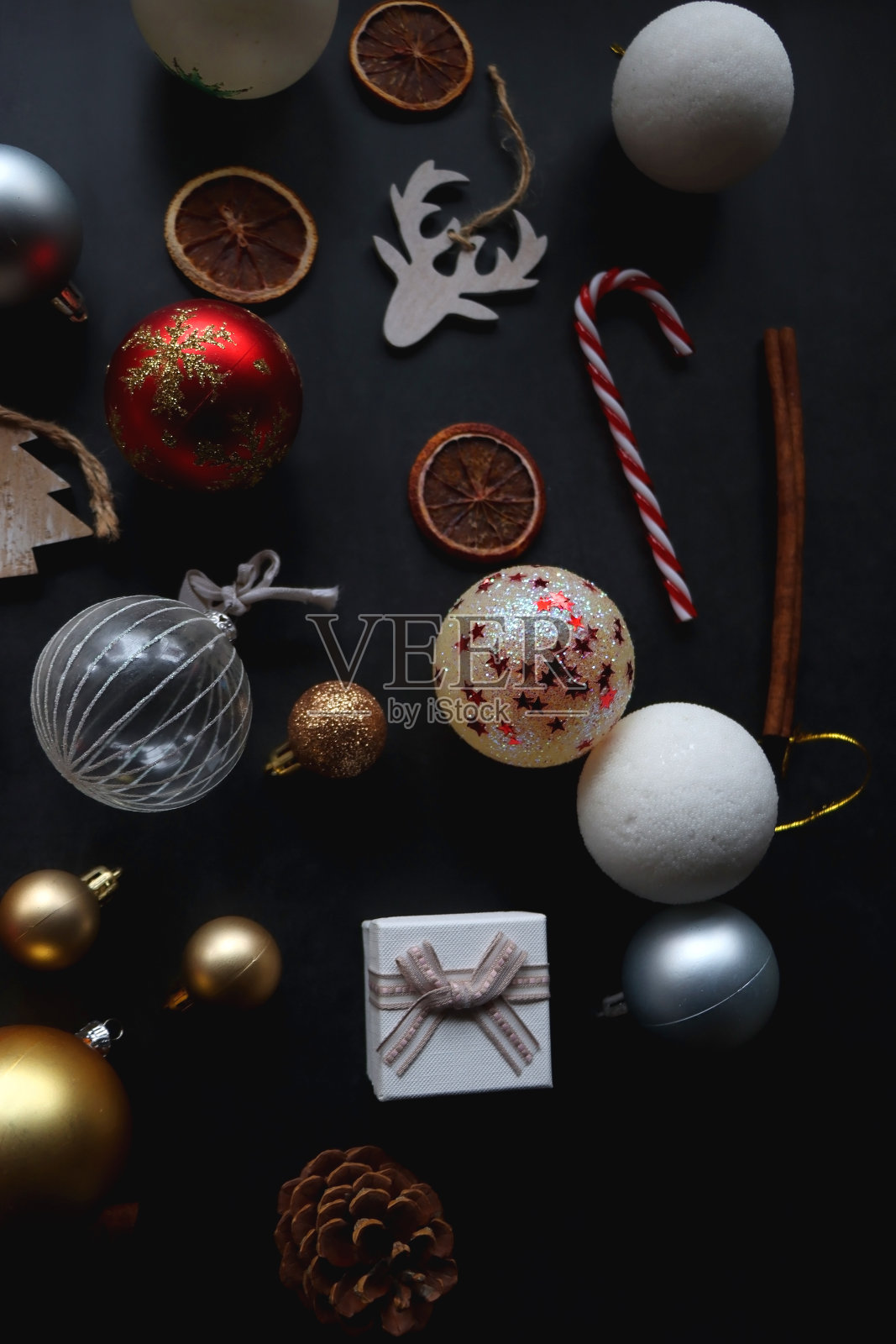黑色背景上的圣诞装饰品照片摄影图片